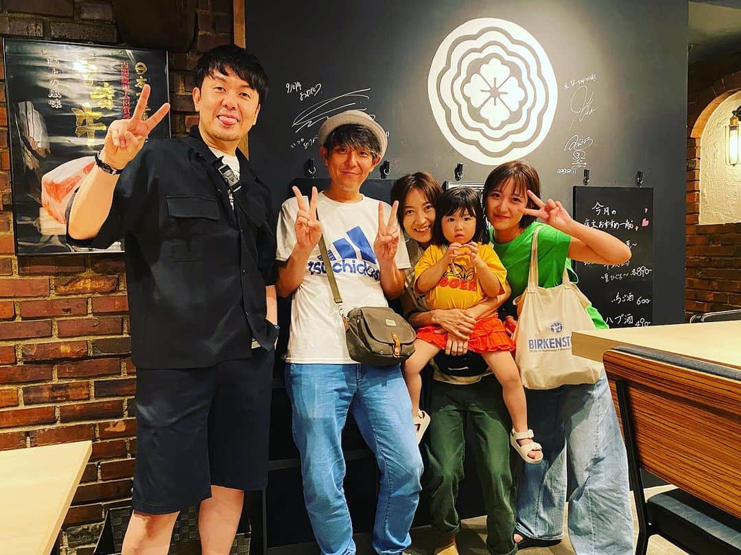 黒川忠文のインスタグラム：「ここんとこ月イチでつっちーと メシ会してる。 今回は嫁はんと帰省してる娘と孫も一緒に香里園にて。 孫が早い段階でつっちーになついてたww」