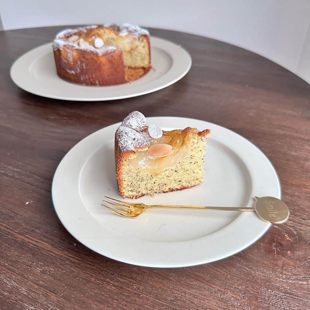 大野いとのインスタグラム：「洋梨とアールグレイの丸型パウンドケーキ🍐🫖 どなたか食べてください。🌱 #手作りお菓子 #洋梨と紅茶のパウンドケーキ」