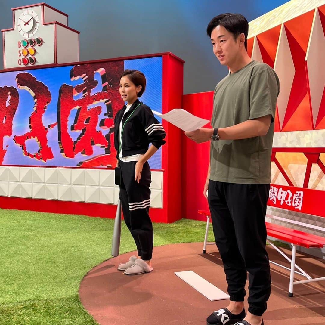 ヒロド歩美のインスタグラム：「ウラ熱闘⚾️ スタジオの展開はじっくり話し合いながら決めていきます！ 昨日のオンエア見ていただいた方にはわかるこの解説シーン！  いつでも運動できる格好がモットーです😛  #熱闘甲子園」