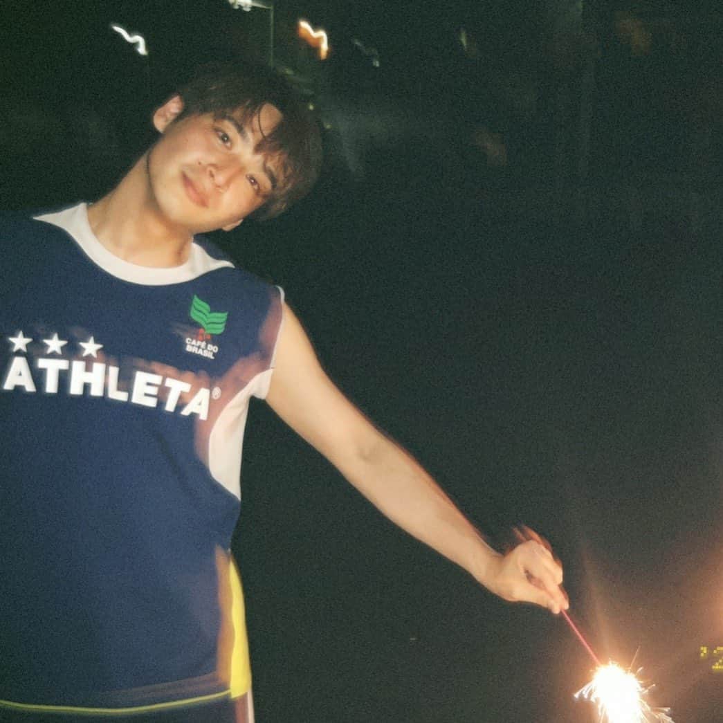 山下航平のインスタグラム：「夏の思い出は、弟と花火🎇🎆」