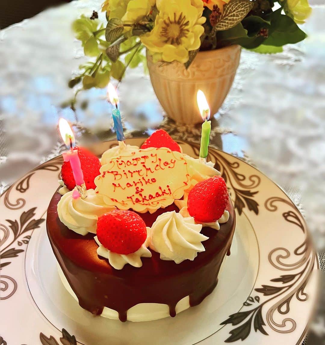 牛窪万里子さんのインスタグラム写真 - (牛窪万里子Instagram)「今日は家族で弟と私の誕生日祝いをしました。私は8/8、弟は8/15生まれで一週間違い。  久しぶりに家族揃って、団欒の日になりました。  #お誕生日 #お誕生日ケーキ #家族で乾杯 #家族団欒 #８月生まれ」8月12日 20時41分 - mariko_ushikubo