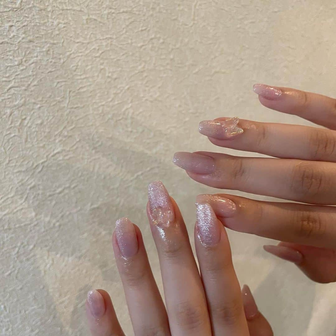 太田彩夏さんのインスタグラム写真 - (太田彩夏Instagram)「・ New nail🪽  #nails #instanail #gelnaiis #ネイル #ジェルネイル #ネイルデザイン #トレンドネイル #ピンクネイル #ちぐはぐネイル #ちゅるんネイル #抜け感ネイル #うるうるネイル #マグネットネイル #蝶々ネイル」8月12日 20時33分 - ayamelody0817