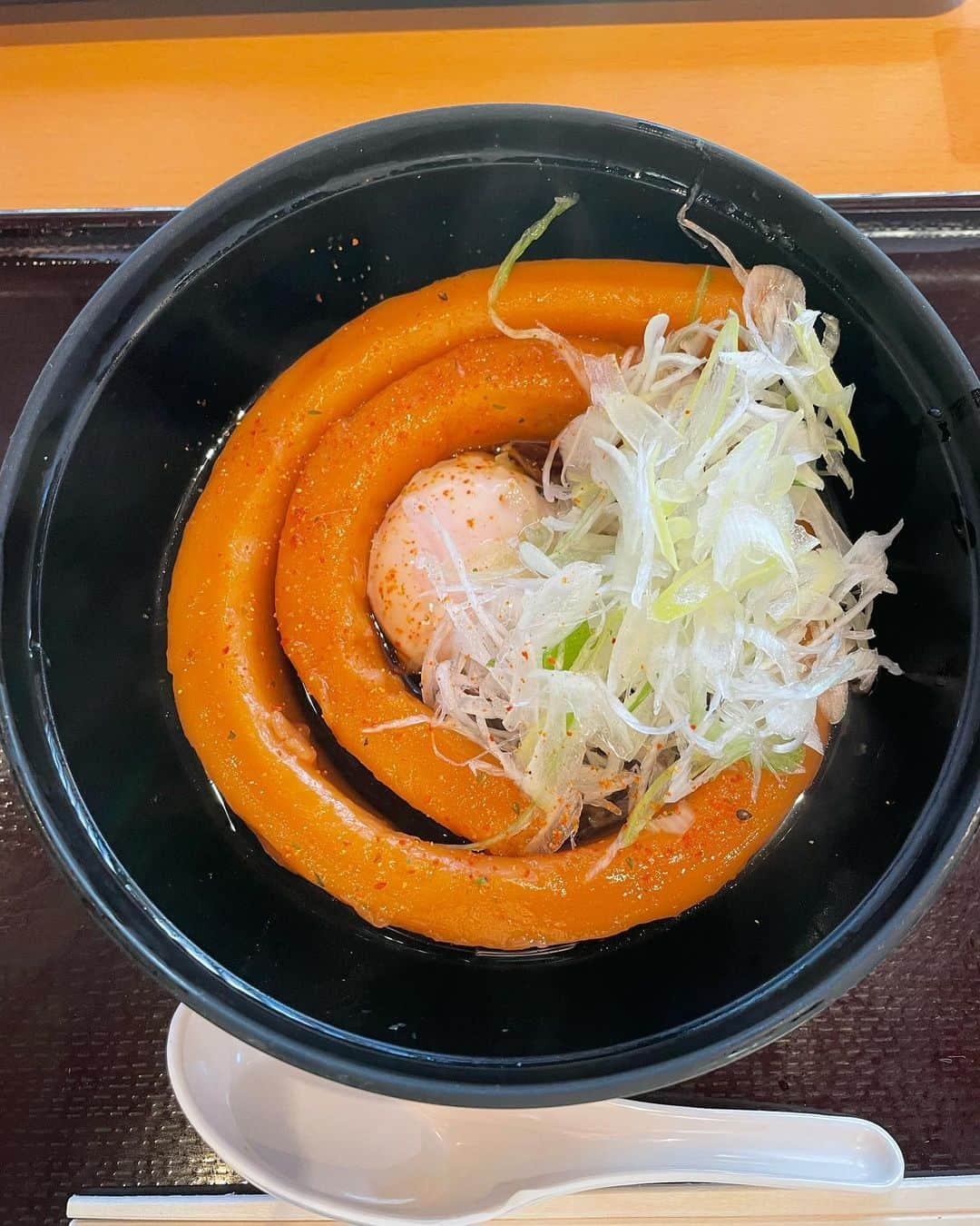 菊池桃子のインスタグラム：「*  写真は「一本うどん」です。 東北自動車道の羽生パーキングエリア （上り）にある、 時代小説『鬼平犯科帳』の世界が味わえる 「鬼平江戸処」に行って来ました🚗。  一本うどん、何と美味しい！☺️  #一本うどん #五鉄 #鬼平犯科帳 #夫婦散歩」