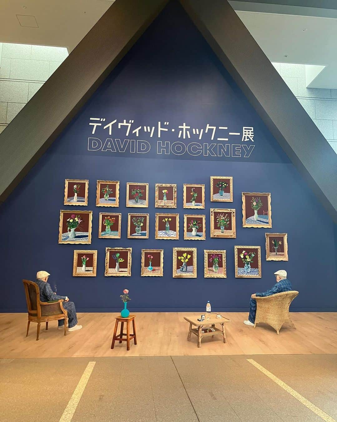 中嶋春陽のインスタグラム：「先日、#デイヴィッドホックニー展 を見に東京都現代美術館へ行ってきました。  肖像画かわいい！色味がとにかく好き！手法が様々で楽しい！ (デイヴィッドさんは舞台装飾も作られていると知り後から調べてみたのですが、物凄く好きでした…何度もいうけど舞台装飾好き。)  そんな中特に気になったのは、iPadで描かれた大きな絵！ 私も普段からiPhoneやiPadで絵を描くので、タイムラプスが展示されていたのを見て感動。美術館でこういうものを見られる時代すごい！私もデジタルならではの絵というものも考えてみようかなと思いました。  そして全くそれ以外の展示について調べていなかったのですが、思いがけず横尾忠則さんの展示も見ることができ！とてもテンションが上がりました。実物ポスターのインパクト、やっぱりすごい！！  ここ最近、ありがたいことにちょこちょこ絵のご依頼もいただいているので、色々吸収して素敵なもの作るぞ！と改めて意気込みました。  #デイヴィッドホックニー #東京都現代美術館」