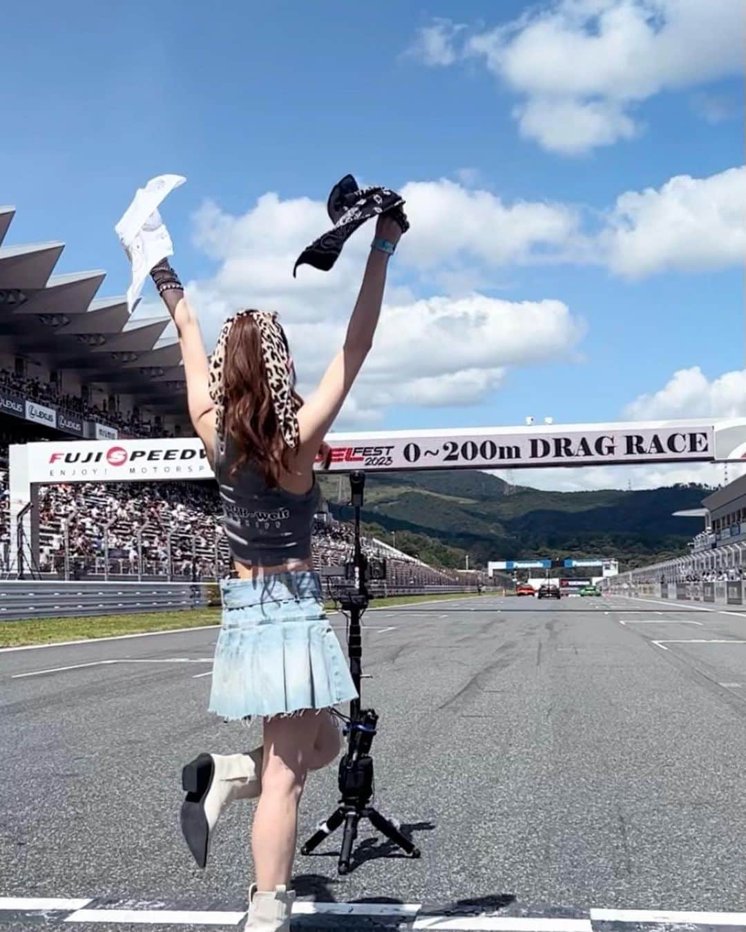 牧野真鈴のインスタグラム：「FUELFEST JAPAN 2023❤︎ 最高に楽しかったです!  今回MCアシスタントと…なんと! レースのスターターもさせていただきました✨✨ ありがとうございました🏁  #ワイルドスピード  ブライアン役 #コディウォーカー さん ハン役 #サンカン さん お会いできとても嬉しかったです🥲  素敵なご縁に感謝です✨ #fuelfest #fuelfestjapan #fuelfest2023」