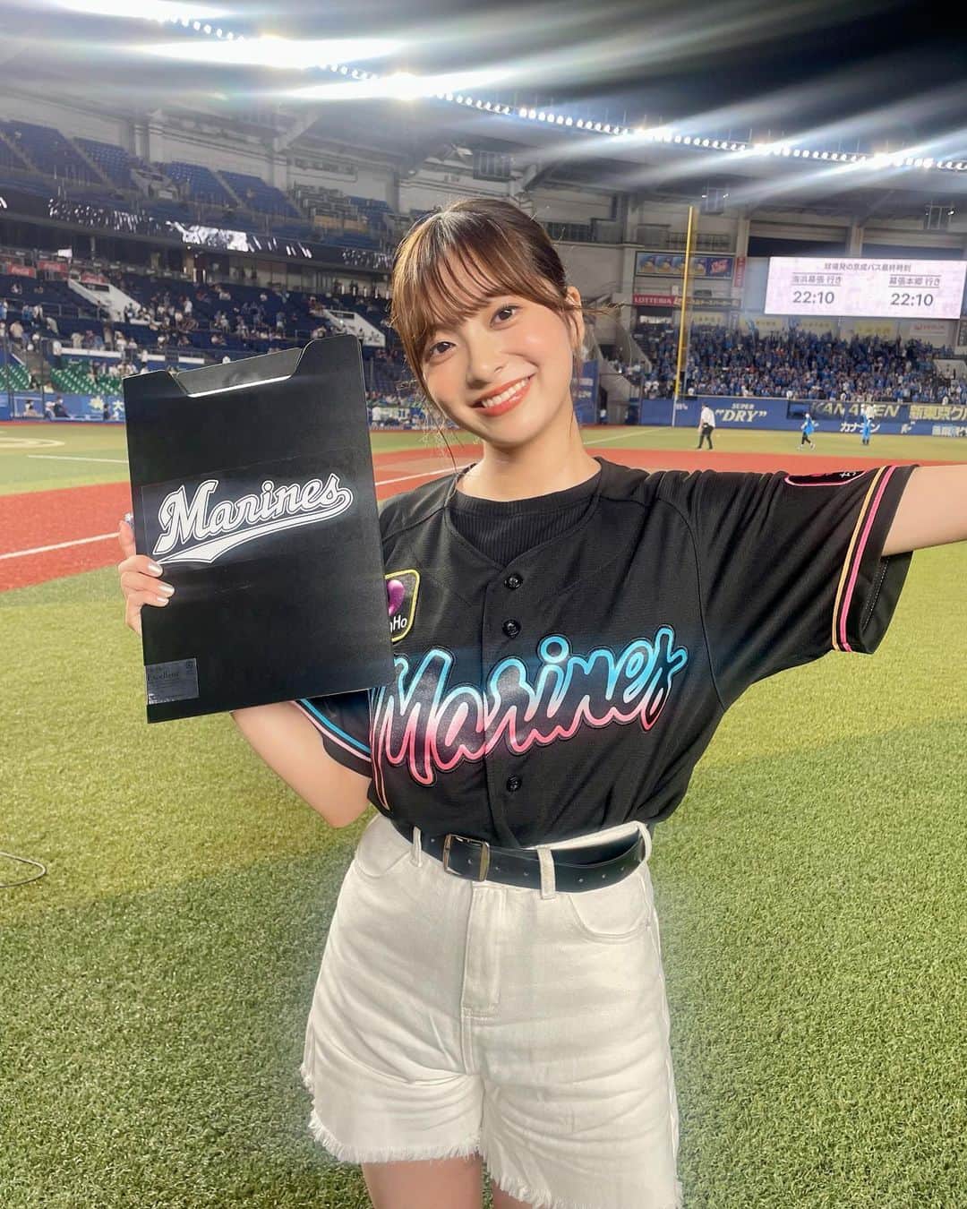 菊池柚花のインスタグラム：「. . . 昨日行われた【千葉ロッテマリーンズvs埼玉西武ライオンズ】の試合で、ZOZOマリンスタジアムの盛り上がりを中継でお伝えしました⚾️  初めてのスポーツ中継の現場でしたが、ご一緒した南隼人リポーターに助けていただきながら、楽しくリポートをする事ができました🎤 リポーターとしてみる球場の景色は、またいつもと少し違って新鮮で、ファンの皆さんの熱気をより肌で感じることができる貴重な時間でした☺️  昨日の試合で個人的に印象的だったのは、プロ初登板の菊地吏玖投手と蛭間拓哉選手のドラ1ルーキー対決✨ 大学野球好きの私にはたまらない、大学日本代表2人の対決に胸が熱くなりました。  BSW期間中はイベントも目白押しで、私を含め球場に足を運ぶ全ての人たちにとって素敵な夏の思い出になったのではと思います🎆🍧  昨日は黒木さん、M⭐︎Splash!!のMEIさんにも偶然お会いすることができました🥺 MEIさんは眩しいほどに笑顔が素敵で、まさにパワースポットのような方でした🤍🖤」