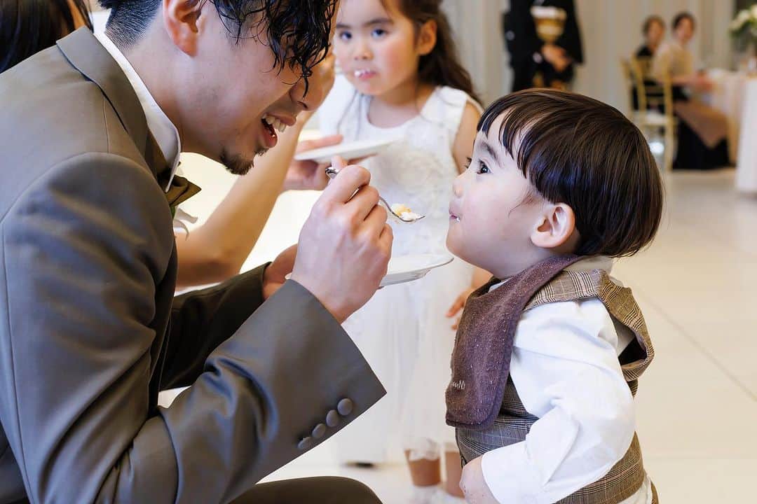 のインスタグラム：「. .  お子様のすこやかな成長を願って...  おふたりからお子様へのファーストバイト🥄♡  . . ＿＿＿＿＿＿＿＿＿＿＿＿＿＿＿＿＿＿＿＿  ルシアスガーデン【LUSCIOUS GARDEN】  🌿 空と緑に包まれる開放的なリゾート空間 🌿 1200坪の広大な邸宅を1組で贅沢に貸切ウェディング 🌿 プール付き全天候型テラスでの料理パフォーマンス 🌿 大事な家族 ペットも一緒にウェディング  ▷ブライダルフェア開催中 詳細は @luscious_garden  プロフィールURLよりご予約可能です🍃  ▷ #ルシアスガーデン で検索🔍 @luscious_garden のフォロー #ルシアスガーデン  #lusciousgarden  の投稿をお待ちしております🤍✨ ＿＿＿＿＿＿＿＿＿＿＿＿＿＿＿＿＿＿＿＿  #ウエディング#wedding#ゲストハウス#ブライダル#結婚式準備#尼崎結婚式場#結婚式レポ#プレ花嫁#大阪プレ花嫁#日本中のプレ花嫁さんと繋がりたい#プレ花嫁さんと繋がりたい#式場見学#式場選び#式場探し#ブライダルフェア#大阪結婚式#兵庫結婚式#尼崎結婚式場#花嫁#花嫁diy#卒花#卒花嫁レポ#ウェディングフォト#前撮り#前撮りポーズ#前撮り和装#後撮り#和装前撮り#ルシアスガーデン#lusciousgarden」