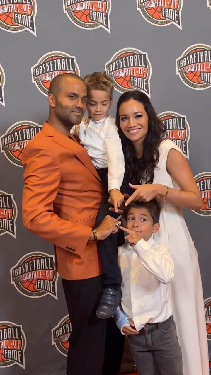 トニー・パーカーのインスタグラム：「Precious family moments while getting the #HOF jacket and ring 🏀 #23HoopClass」