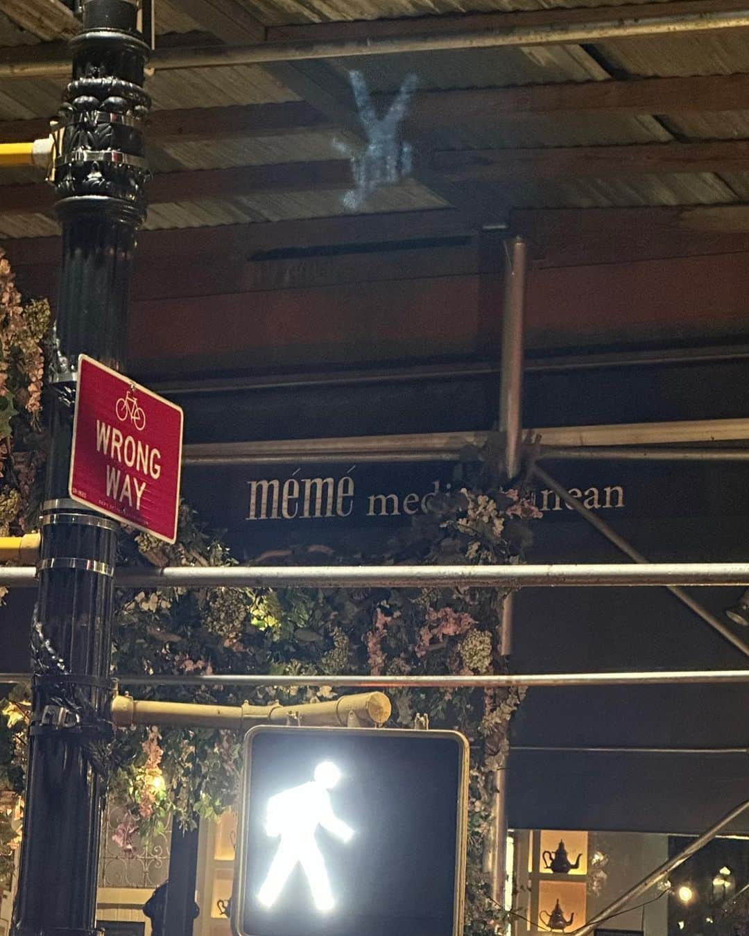 サラ・ジェシカ・パーカーのインスタグラム：「@mememediterranean is the kind of restaurant that makes a neighborhood.  Our location, draped around the corner of Bank and Hudson with all the views, delectable Mediterranean fare, the kind and hospitable staff, always welcoming their regulars home is just a few reasons we return. And return. And return. Just like all the familiar faces who are as happy to be eating the gorgeous tagine or any other offering.  It’s one for the list and a place to feel at home.  We are so lucky it’s around the corner.  Maybe we see you there. Next time. X, SJ」