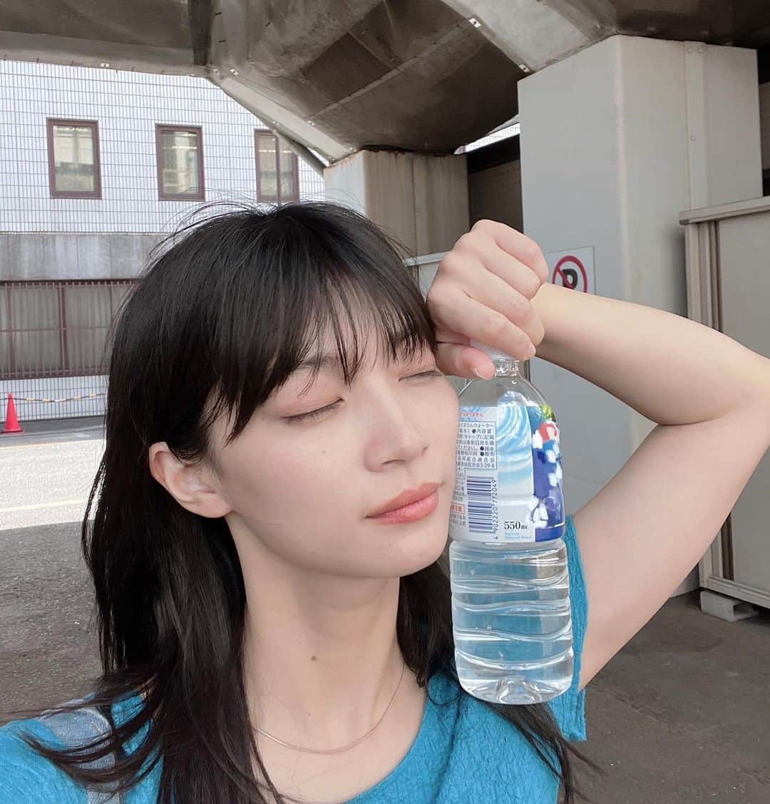 Macoto Tanaka 田中真琴さんのインスタグラム写真 - (Macoto Tanaka 田中真琴Instagram)「さいきんのはなし 昨日は突然のインスタライブありがとうございました♡たのしかた！ そして、皆さん毎日暑いですけどお水いっぱい飲んでますか〜〜 私は飲みすぎるくらいお水飲んでますっ。 今年の夏はロケ三昧でめちゃくちゃ日焼けしたので、お水もビタミンCも例年よりマメに取るよう心がけています！ 皆様の美白効果あった方法是非コメントで教えてください😭✨ 腕と顔が真っ黒で困っています、、、！ そして、今日は町田戦！ チケット取れなかったので笑 DAZN前で全力応援していますっ。🩵⚽️ 主演映画『ほなまた明日』のクラファンもまだやってますので是非お願いします！」8月12日 11時44分 - mac0tter