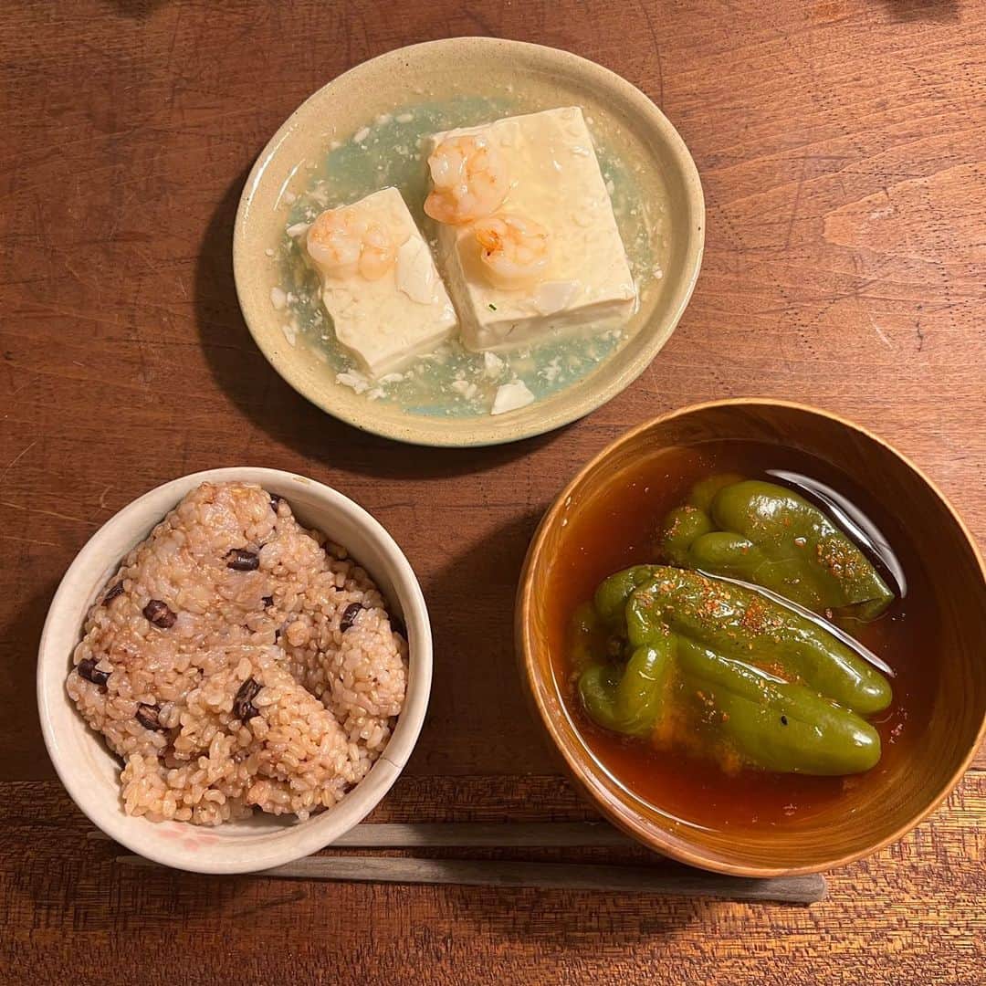 井上咲楽さんのインスタグラム写真 - (井上咲楽Instagram)「豚キムチが食べたいとおもいつつ、胃腸が疲れているので胃に優しそうな献立に。  ピーマンのヘタをとってまるごとくたくたに煮たお味噌汁がおいしい。  もめん豆腐と海老のとろ煮はお店で美味しかったメニューを再現したく作ってみた。塩麹をいれたらコクが出てぐっとしみわたる味になった。 プラス納豆食べてなんだか体をととのえるご飯の日だった。 ご飯、冷凍を解凍したのがわかるような形だな #いのさくの暮らし #益子焼」8月12日 11時46分 - bling2sakura