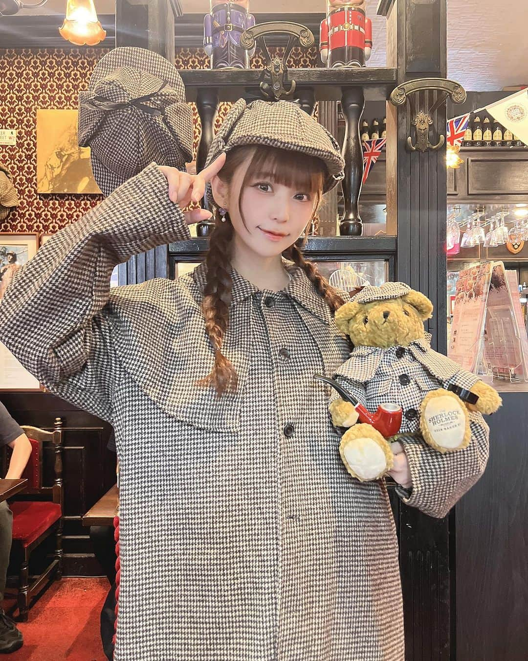 深澤翠のインスタグラム：「🇬🇧 British Pub SHERLOCK HOLMES🧸  大逆転裁判の初日を観に行った日 シャーロックホームズが出てくるということで ずっと行きたかった 【英国パブ シャーロックホームズ】 へ友人と行きました🧸  グレグソン刑事が常にむしゃむしゃしているフィッシュ&チップス🍟 モルトビネガーをかけていただくのがすごーく美味しかったです☺️  ホームズのコートとお帽子は スタッフの方にお伺いして 着させていただきました♡  くまちゃんも本場で買ってきたものらしく 店内にコレクターズアイテムがひしめいていて見ていてとても楽しかったです！  またフィッシュ&チップス食べに行きたいなぁ🤤  #britishpub  #梅田ランチ  #sherlockholmes  #シャーロックホームズ #大逆転裁判」