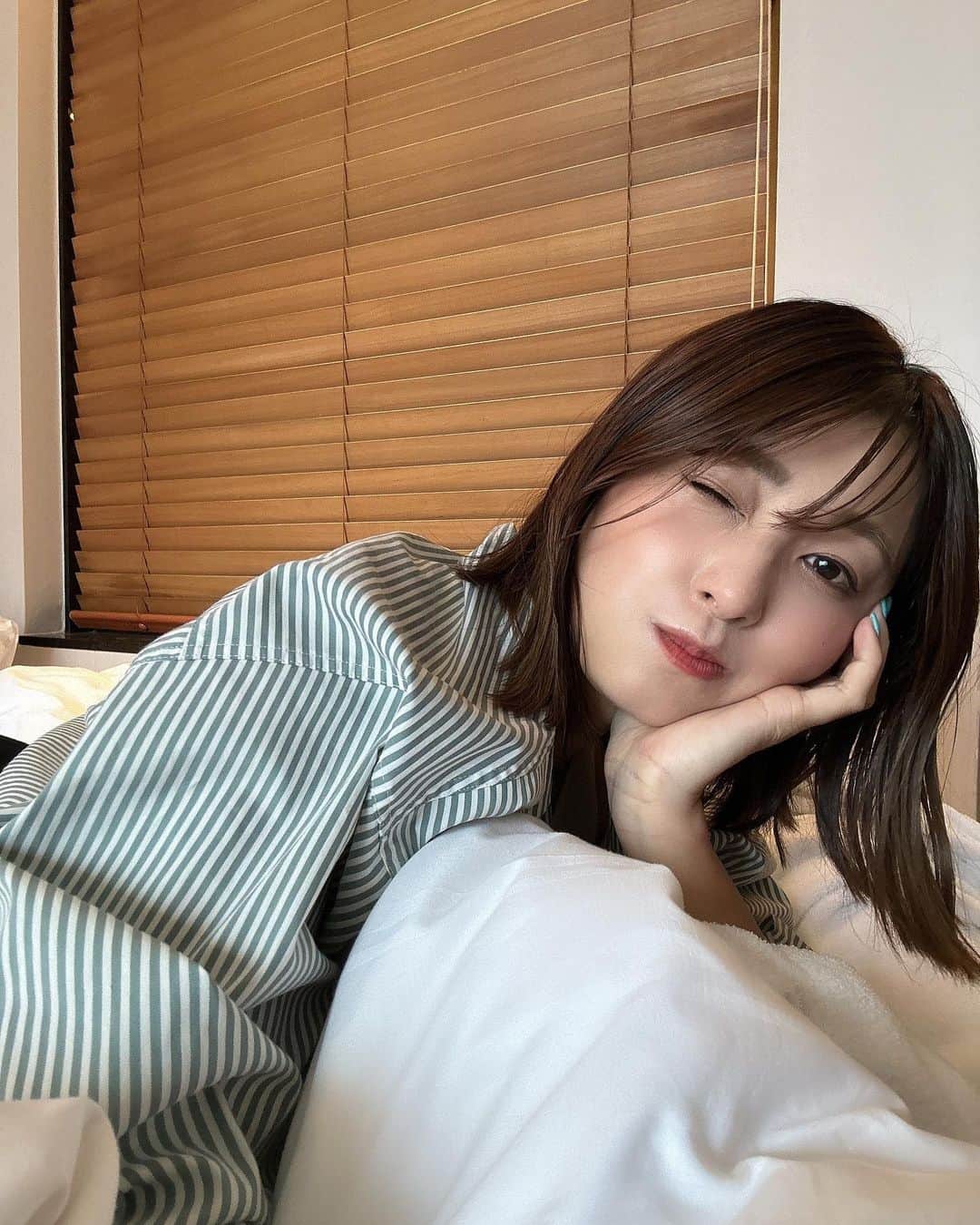 水野まいのインスタグラム：「韓国から帰国しましたー🇰🇷. 今月は誕生日なので、自分に誕生日プレゼント🎁に韓国旅行を✈️ . まつかよ @matsukayo0806 と 3泊４日行ったけど、あっという間に終わってしまった🥹. . 初日と２日目はまつかよの行動力と社交性に頼りまくりだったけど、最終日には、わからないことがあれば知らない人に声かけて聞けるくらいには成長🥳. . 1人でお出かけして商品の在庫も店員さんに何回も聞けたし、電車もお手のもの🥳🥳←(大成長) . 最終日にホテルから乗ったタクシーで十五分でつくところ45ふんのってぼったくられたけど、日本よりタクシー安いからまぁいっか😇. (しかも途中トイレいってたタクシーのおじちゃん🫠わら) 急いでるっていってたら遠回りされなかったんだろうなと🙂 . 携帯ナビを見せないようにしてたら気をつけてください😂(あと三半規管弱い人は絶対に酔い止め必須です) タクシー乗るたびに酔ってた😇. . ４日もいたのにまだまだいけてないところあるから、またすぐ韓国行きたい☺️🩵. . #韓国旅行 #韓国 #韓国旅行記」