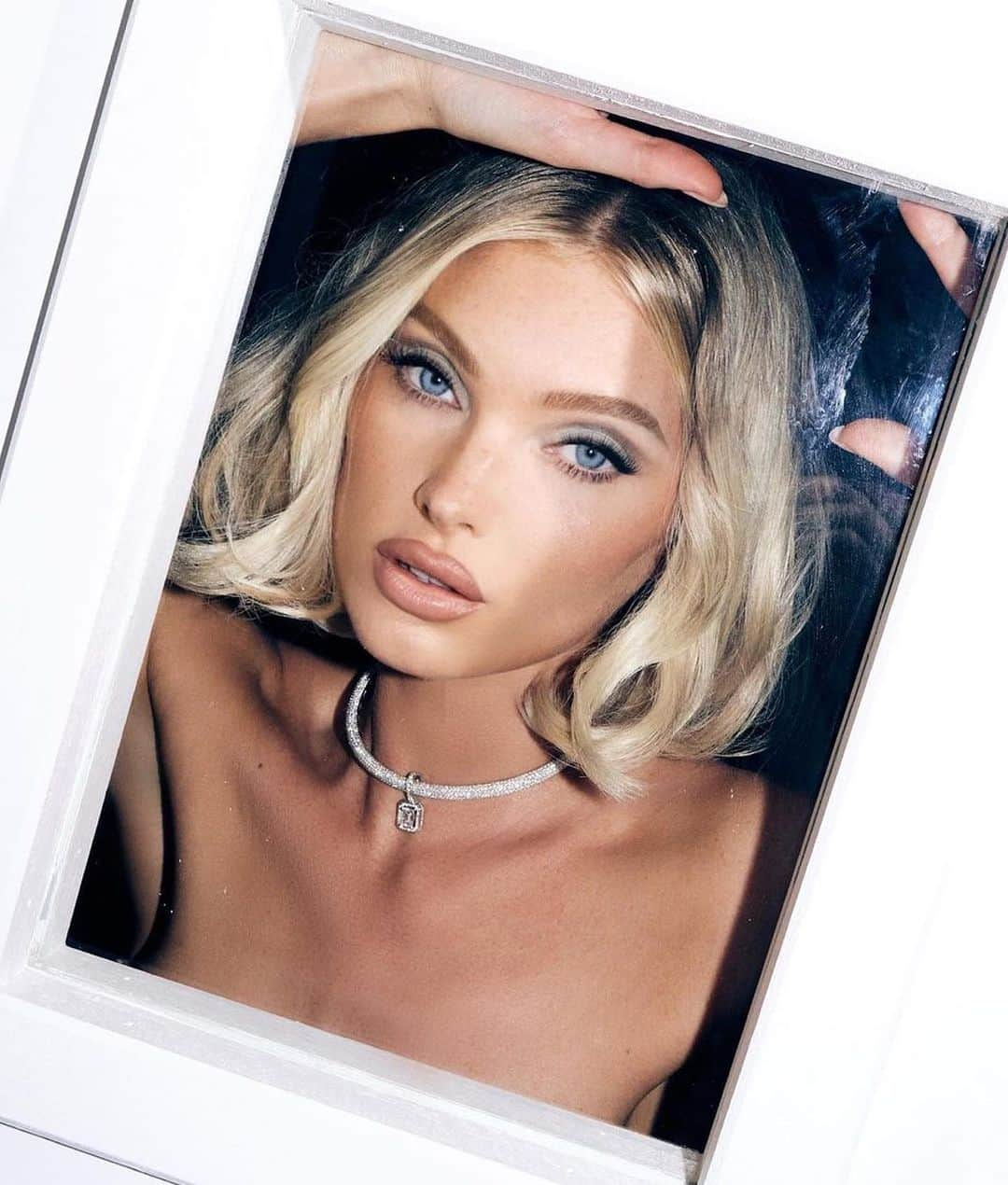 Hung Vanngoさんのインスタグラム写真 - (Hung VanngoInstagram)「#ElsaHosk (@hoskelsa ) x @viktorandrolf x messikajewelry 🤍🌟✨🌟💫⭐️ 📷 @stepanfilenko 👗 @danixmichelle assisted by @mar3ntaylor 💇🏻‍♀️ @daniellepriano 💄 @hungvanngo assisted by @jaydenhopham」8月12日 11時54分 - hungvanngo