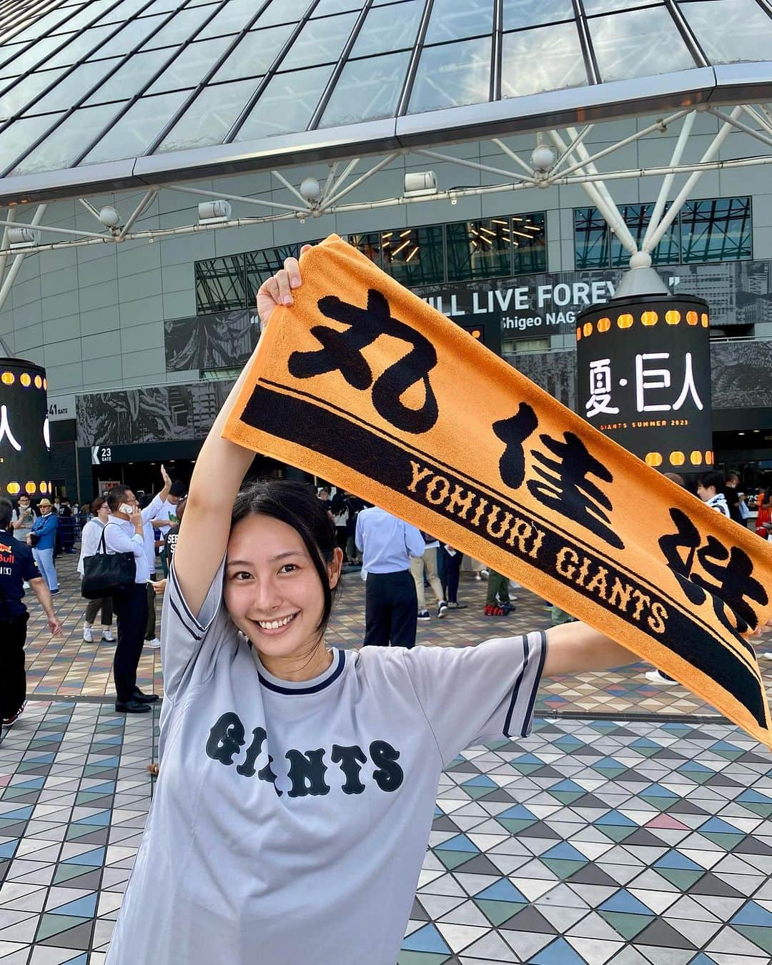 里彩のインスタグラム：「スポーツ観戦ってドキドキワクワクするよね❤️‍🔥 推しの復帰を待ってる私です🥹  みんなは何のスポーツが好きですか？  #baseball #baseballgame #sports #giants #野球観戦 #野球女子 #巨人ファン #読売ジャイアンツ #スポーツ観戦 #東京ドーム」