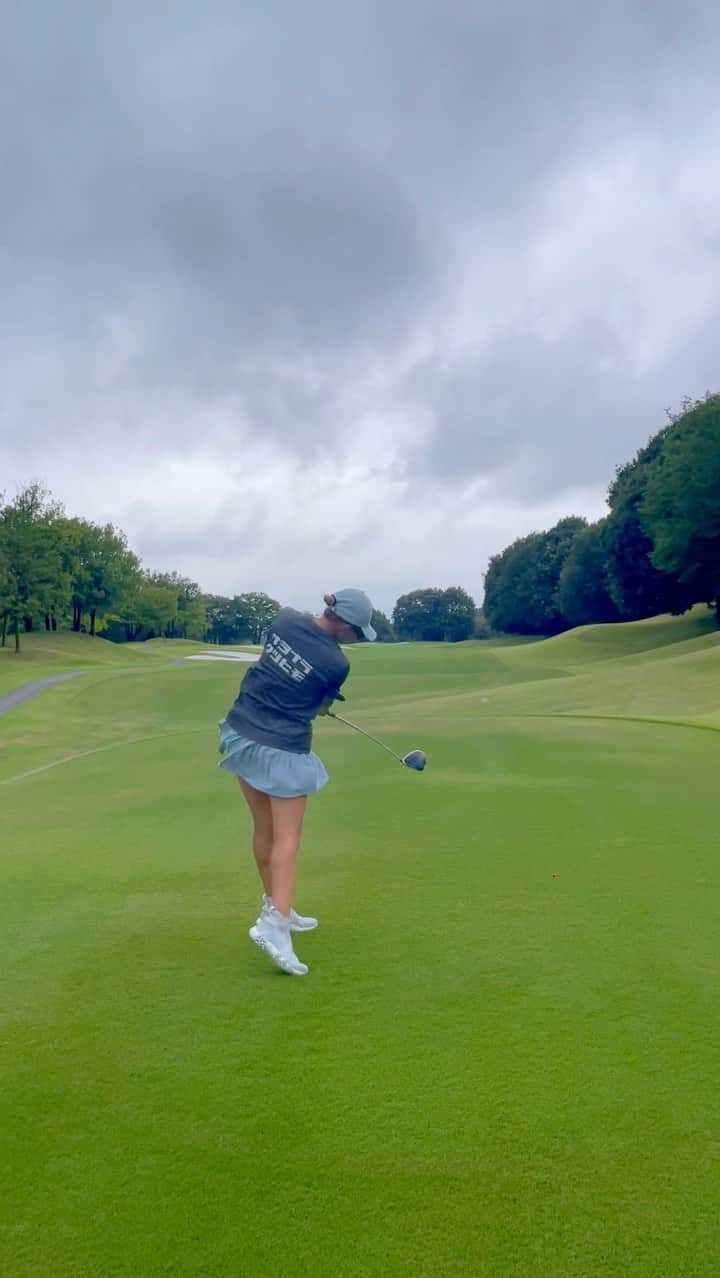 平野杏梨のインスタグラム：「#codechaoslaceless  TRY ON ROUND⛳️ 雨だったけど全く滑らないし、濡れないし、足へのフィット感が🙆‍♀️そして意外と全然蒸れない！  個人的には左右の足のサイズが若干違って毎回シューズはサイズ選びに苦戦するので、ヒモもBOAもないって不安だったんだけど、靴擦れもなくストレスフリーでラウンドできました🥺！(当たり前だけどいつも大きい方の足のサイズに合わせてます。)  見た目も今までのゴルフシューズ感がなく、新鮮な気持ちで履けて嬉しかった〜☺️  8/11から発売してるそうです☺️ チェックしてみてね🩵  @adidastokyo @adidasgolf  #コードカオス#サヨナラクツヒモ」