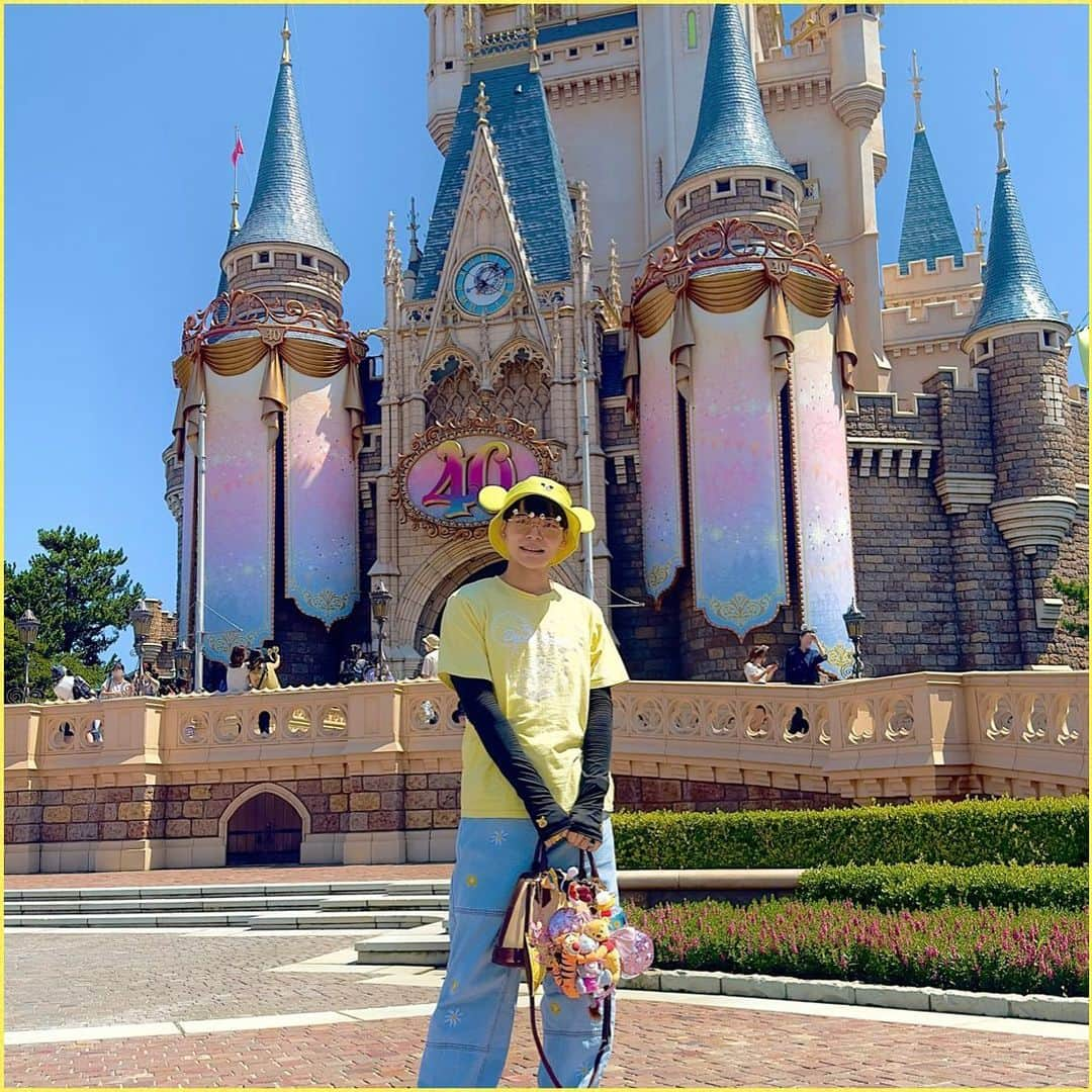 ぴろPIROのインスタグラム：「久しぶりのランド🏰 みんな連れていきたくて バッグじゃらじゃらの激重🤣  初ルアウが最前のドセンだった🤙 また行きたいな🌺  #40周年ディズニー  #ポリネシアンテラスレストラン #ルアウ #ファンダフルディズニー  #ディズニーランド #디즈니랜드 #disneyland  #ディズニー #디즈니 #disney」