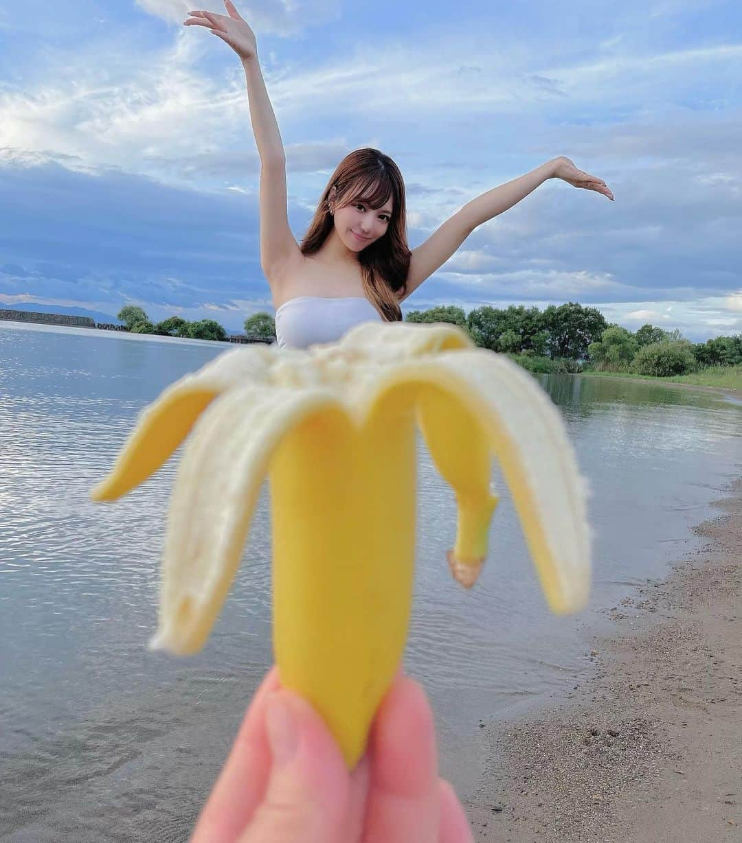 川本愛彩のインスタグラム：「. 週末やっほーぃ♡  遠近法📷´- そんなバナナッ🍌笑 週末も元気に参りましょう🫶 . . . #バナナ #バージョン #遠近法 #遠近法撮影 #楽しかった #撮影」