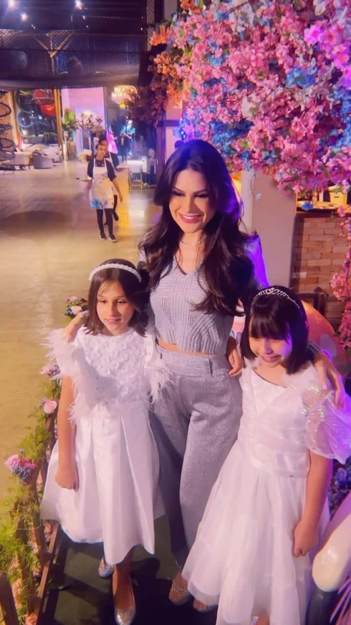 ナタリア・ギマランエスのインスタグラム：「Vamos começar de lookinhos lindo pra essa festa? Prontinhas pra curtir muito!! Gêmeas de vestido @pinkninas  e sapatinhos @pampili_oficial /  mamãe de @docedecoco_oficial ❤️」