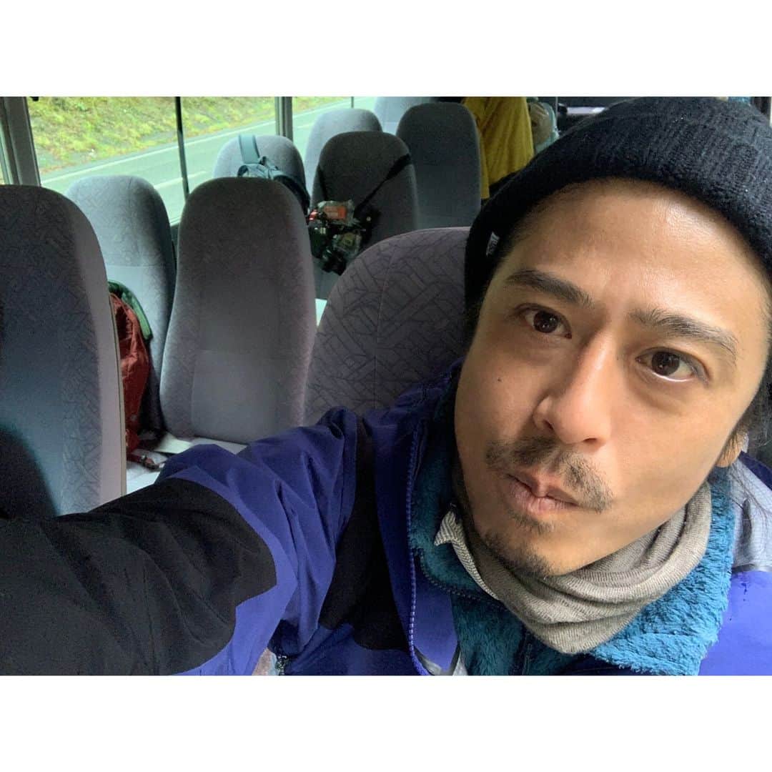 のインスタグラム：「. ハロハロー皆さま！デコDです。 日に日にデコに磨きがかかり、 目指すは小柳ルミ子さんの様なデコです。 またまた移動中。ではのちほど！デ。」