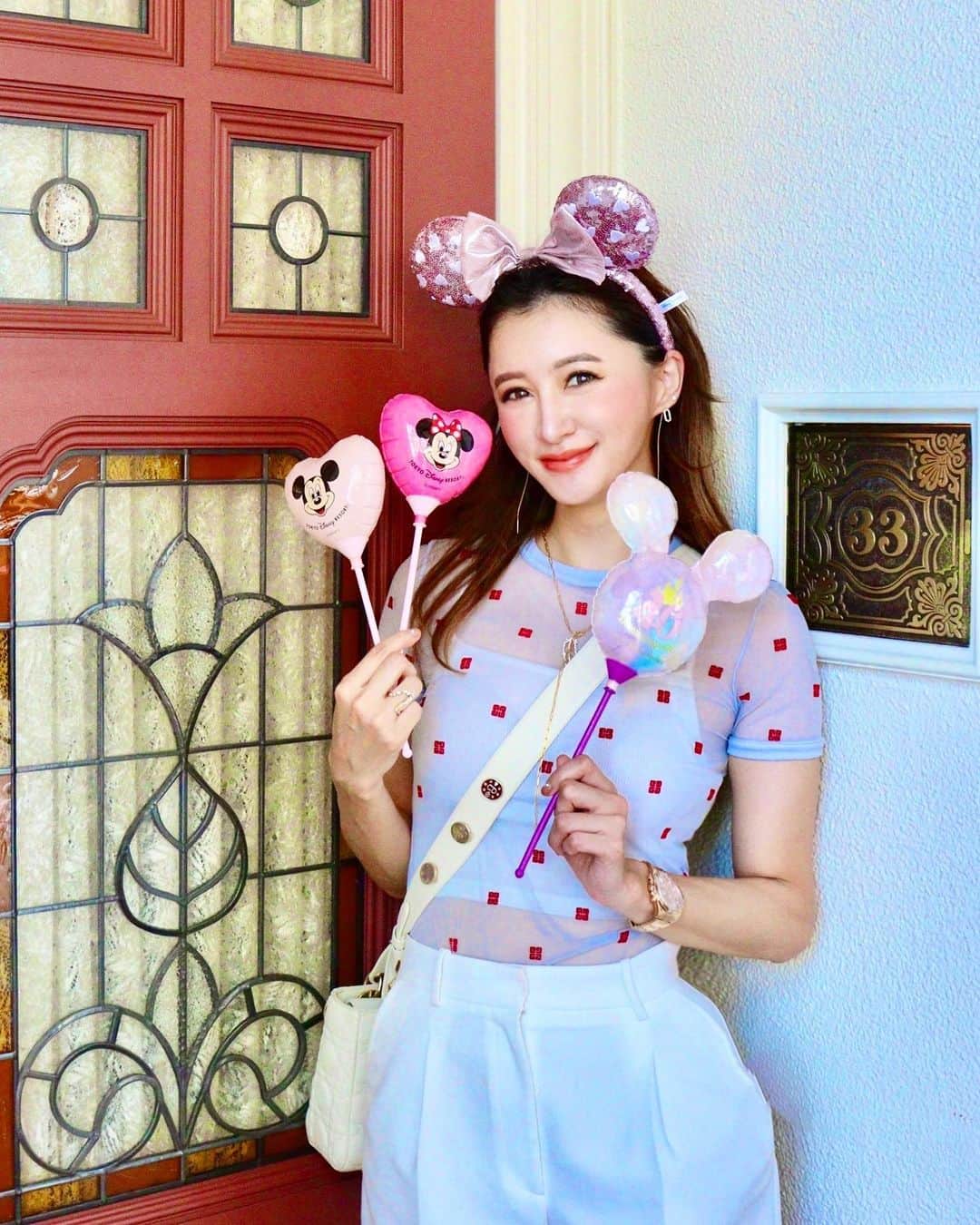 平山美春のインスタグラム：「📍𝐂𝐥𝐮𝐛 𝟑𝟑 𝐚𝐭 𝐓𝐨𝐤𝐲𝐨 𝐃𝐢𝐬𝐧𝐞𝐲𝐥𝐚𝐧𝐝  東京ディズニーランド内にある秘密のレストラン🍽️ 友人のお誕生日のお祝いで訪問！ 女子6人でお昼からワインもいただいて、とっても素敵な時間でした💓  ディズニーの世界観はそのままに、中にあった調度品や骨董品も素敵で、おもてなしも素晴らしい👏 最後は記念品をまんまと購入🥺  それにしてもミッキーが目の前に現れると、どうしても我を忘れてテンションがおかしくなるのをどうにかしたい… 子供じゃなくてもテンション上がっちゃうよね？  #club33  #disneyland」