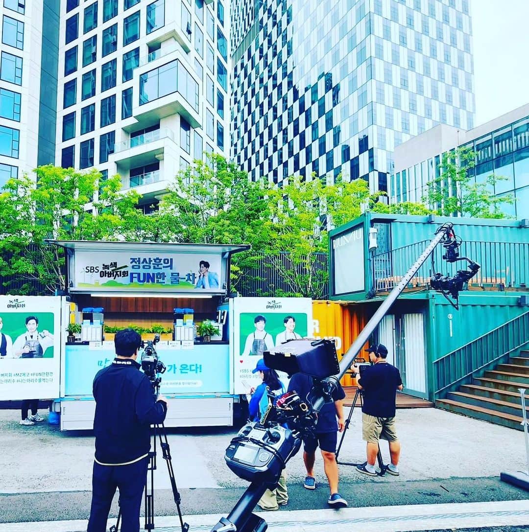 リュ・スヨンのインスタグラム：「. 오늘 성수동에서 만나요.  두시즈음🌟  인표,상훈,이쓴,수영 이가 음료를 나누어드립니다.  아.  텀블러를 들고 오신다면 많이 행복합니다.   #SBS @greenfathers_club 🍀」