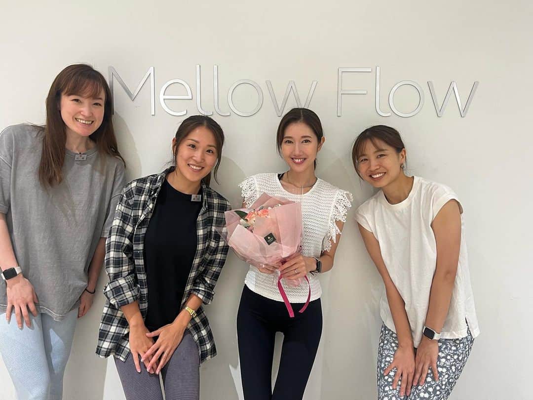 多岐川華子さんのインスタグラム写真 - (多岐川華子Instagram)「Mellow Flowのスタッフの皆様と☺️ ⁡ 温かい方ばかりで、本当に素敵なスタジオさんです。 ⁡ 女性専用のスタジオで、 色々な先生がいろんな種類のレッスンを行っていて時間帯も様々ですので、新宿が近い方にはとてもオススメです🧘‍♀️ ⁡ 新宿髙島屋の8Fにあり、更衣室もスタジオも綺麗✨ ジムもあるので、ジムやヨガスタジオをお探しの方はぜひ！ お値段も良心的です☺️  @mellowflow.studio  #mellowflow」8月12日 12時16分 - hanako__official