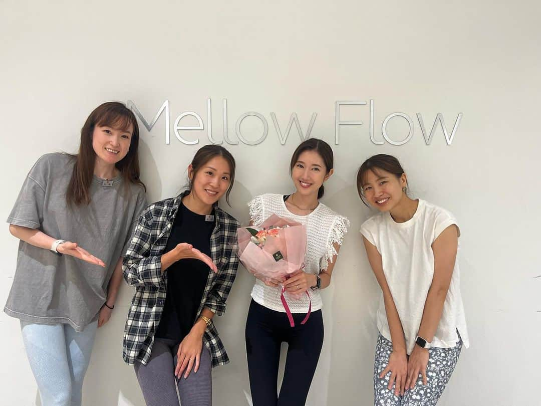 多岐川華子さんのインスタグラム写真 - (多岐川華子Instagram)「Mellow Flowのスタッフの皆様と☺️ ⁡ 温かい方ばかりで、本当に素敵なスタジオさんです。 ⁡ 女性専用のスタジオで、 色々な先生がいろんな種類のレッスンを行っていて時間帯も様々ですので、新宿が近い方にはとてもオススメです🧘‍♀️ ⁡ 新宿髙島屋の8Fにあり、更衣室もスタジオも綺麗✨ ジムもあるので、ジムやヨガスタジオをお探しの方はぜひ！ お値段も良心的です☺️  @mellowflow.studio  #mellowflow」8月12日 12時16分 - hanako__official