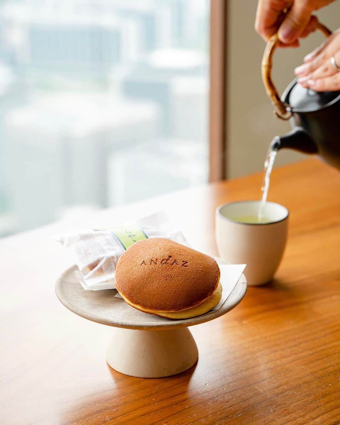 Andaz Tokyo アンダーズ 東京のインスタグラム：「灼熱の東京で涼をとるステイケーションはいかが？スタンダードルームでも、都内最大級を誇る広々とした客室でのお部屋でのティータイムがおすすめです。全ての客室でミニバーのソフトドリンクやコーヒー、お茶を無料でお楽しみいただけます🍵  For this summer, how about a staycation in the city and get refreshed at Andaz Tokyo? Take a break from the heat with a relaxing teatime in our rooms, among the most spacious in Tokyo. Soft drinks from the minibar, coffee and tea are complimentary for all rooms!🍵  #東京ホテル #絶景ホテル #ホテルステイ #ライフスタイルホテル #ラグジュアリーホテル #lifestylehotel #虎ノ門ヒルズ #ステイケーション #toranomonhills #アンダーズ東京 #andaztokyo #beautifulhotels #tokyohotel #toranomon #luxuryhotel #tokyo #japan #staycation」