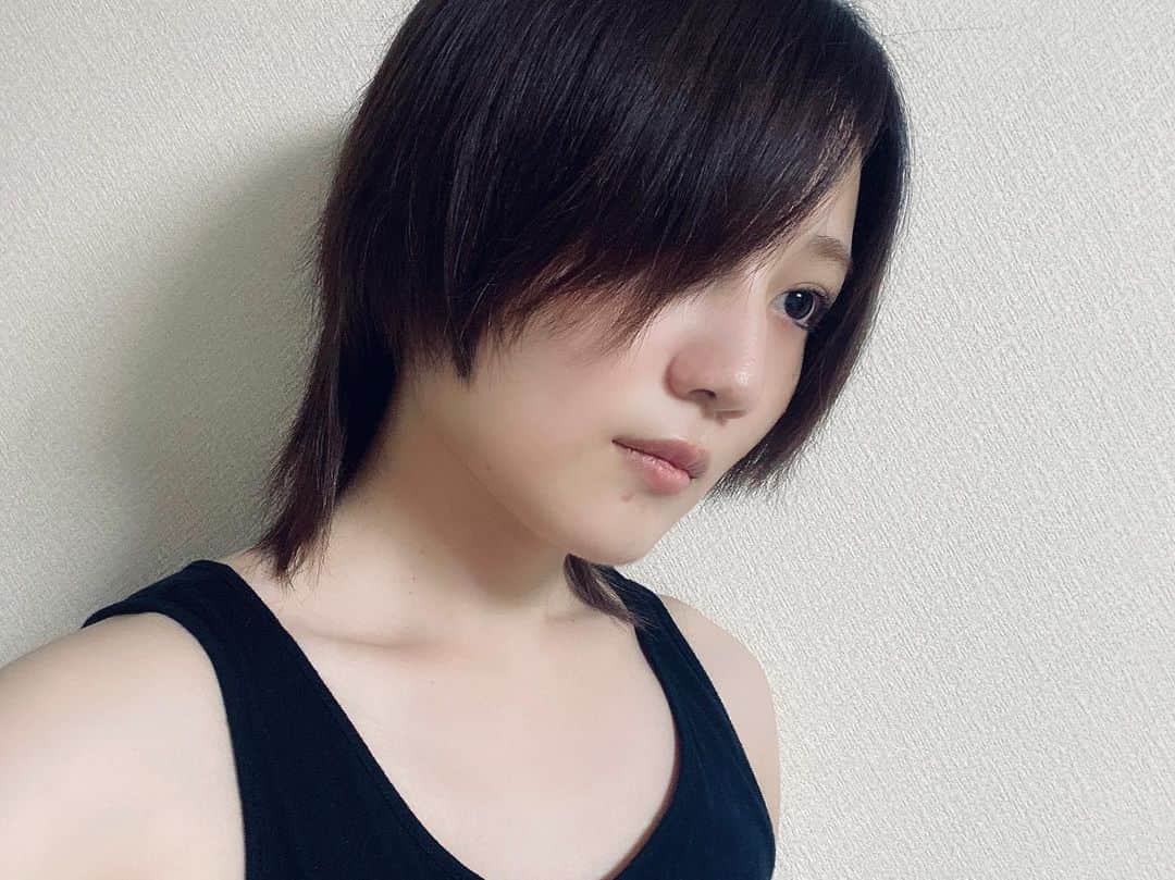 久代梨奈さんのインスタグラム写真 - (久代梨奈Instagram)「普段髪を耳に掛けてるから分からないと思うんですが 顔まわりの髪の毛と襟足の長さの違いが凄すぎる…🦁 おかっぱにしたくても 顔まわりが伸びるのを待つしかない 一年はかかりそうですね…🌱 2枚目の写真は今年の二月🦋」8月12日 12時17分 - rina.kushiro_official