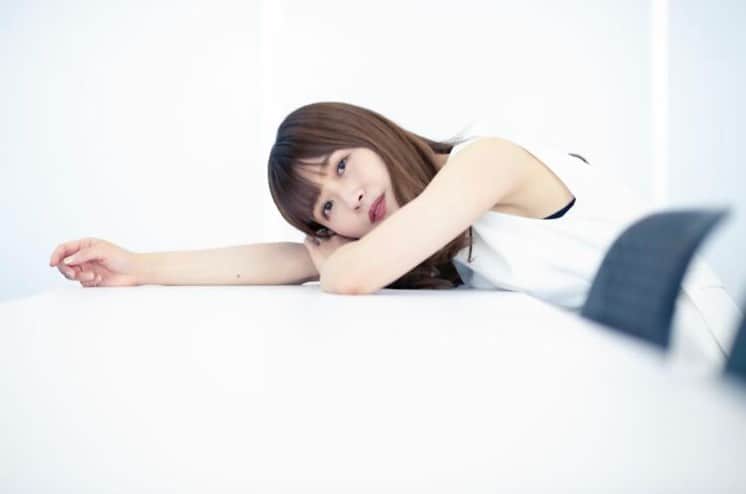 西澤由夏さんのインスタグラム写真 - (西澤由夏Instagram)「フォトエッセイ出版を機に、 文春オンラインさんに 取材をしていただきました！  前編・後編と 続けてお読みいただけたら嬉しいです。 (記事リンクはストーリーに貼ります✈︎)  これまで話したことのない過去についても 話しています。」8月12日 12時18分 - yknszw