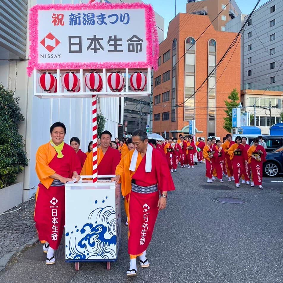 日本生命保険相互会社さんのインスタグラム写真 - (日本生命保険相互会社Instagram)「4年ぶりに大民謡流しが復活した「#新潟まつり」に新潟支社のメンバーで参加しました‼️  全員が踊りを完璧にマスターできるように、練習も念入りに・・当日は、地域の方々との交流もでき、とても盛り上がりました✨  これからも地域活性化に取り組んでまいります #この町の一員  #夏祭り　#祭り　#新潟　#新潟市　#新潟県　#夏の風物詩　#夏のイベント　#夏 #日本生命　#ニッセイ　#Nissay #今日と未来をつなぐ」8月12日 12時19分 - nissay_official