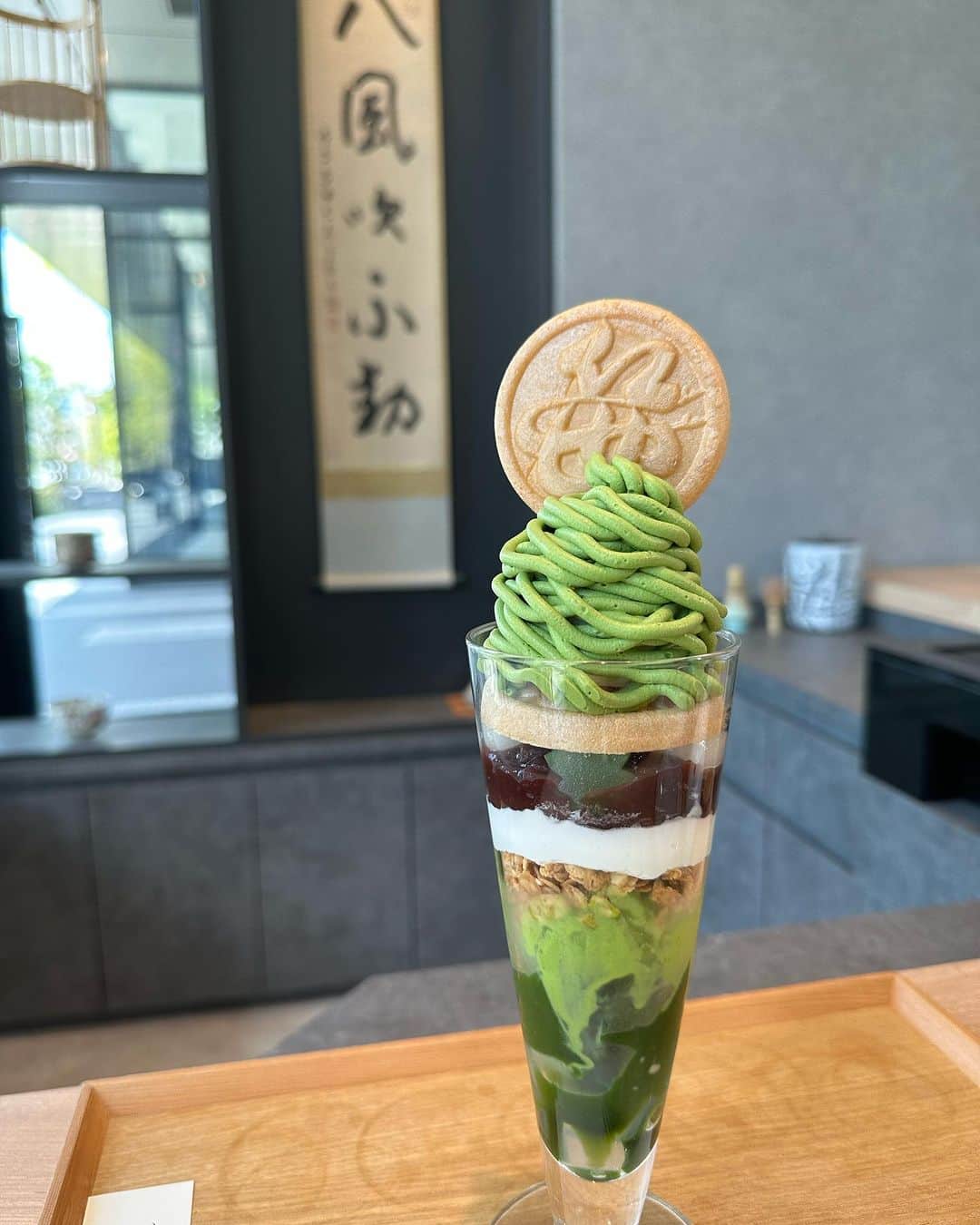 やのぱん（矢野ひろし）のインスタグラム：「暑い暑い時は、パフェ！！ お抹茶のパフェ！！ こだわりのホテル パフェ！！  まさにお抹茶と言える、程よい苦味に濃厚な味わいと香り！ 美味しい♪ はい、とっても気持ちいいです♪ 夏してます*\(^o^)/*  #夏　#パフェ　#やのぱん　#抹茶 #京都　#抹茶スイーツ」