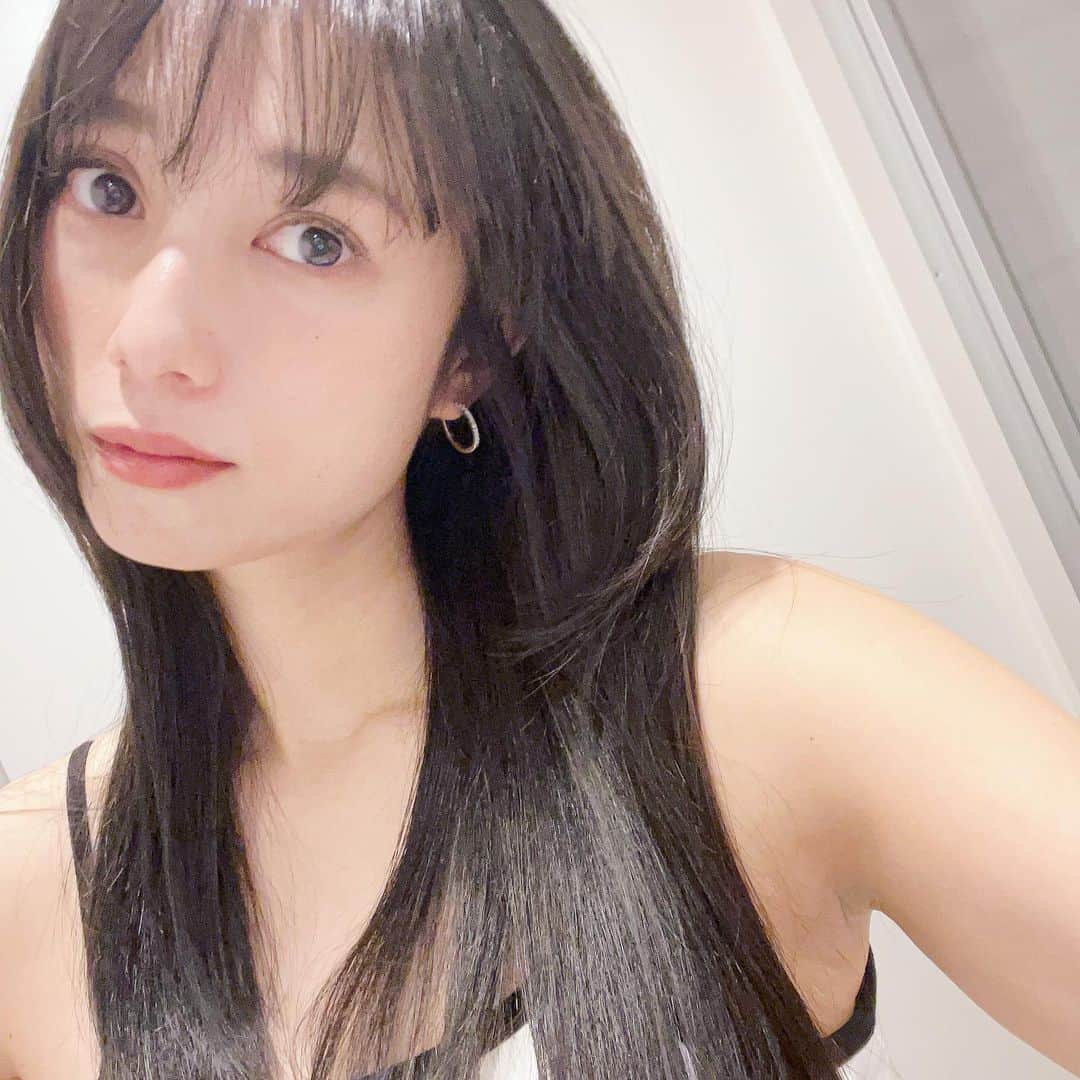 広瀬未花のインスタグラム：「Just for a change. I need to cheer myself up❤️‍🔥 🐈‍⬛🐈」