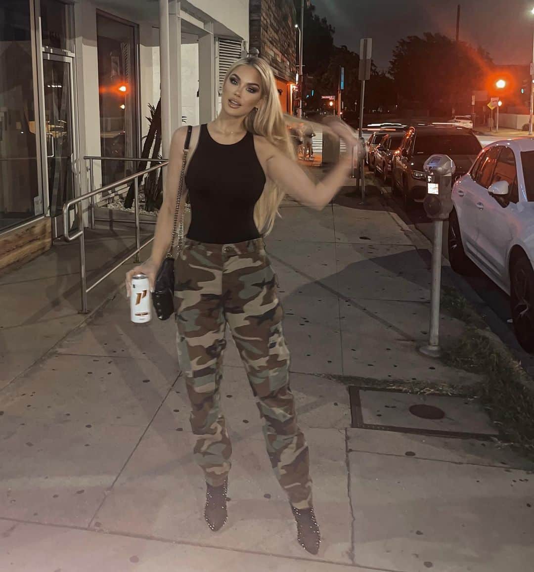 ジェサ・ヒントンのインスタグラム：「Last night was a vibe 💥  @1stphorm energy had my ass dancing the whole night.  And the 3 shots of tequila helped too 😉💃🏼」