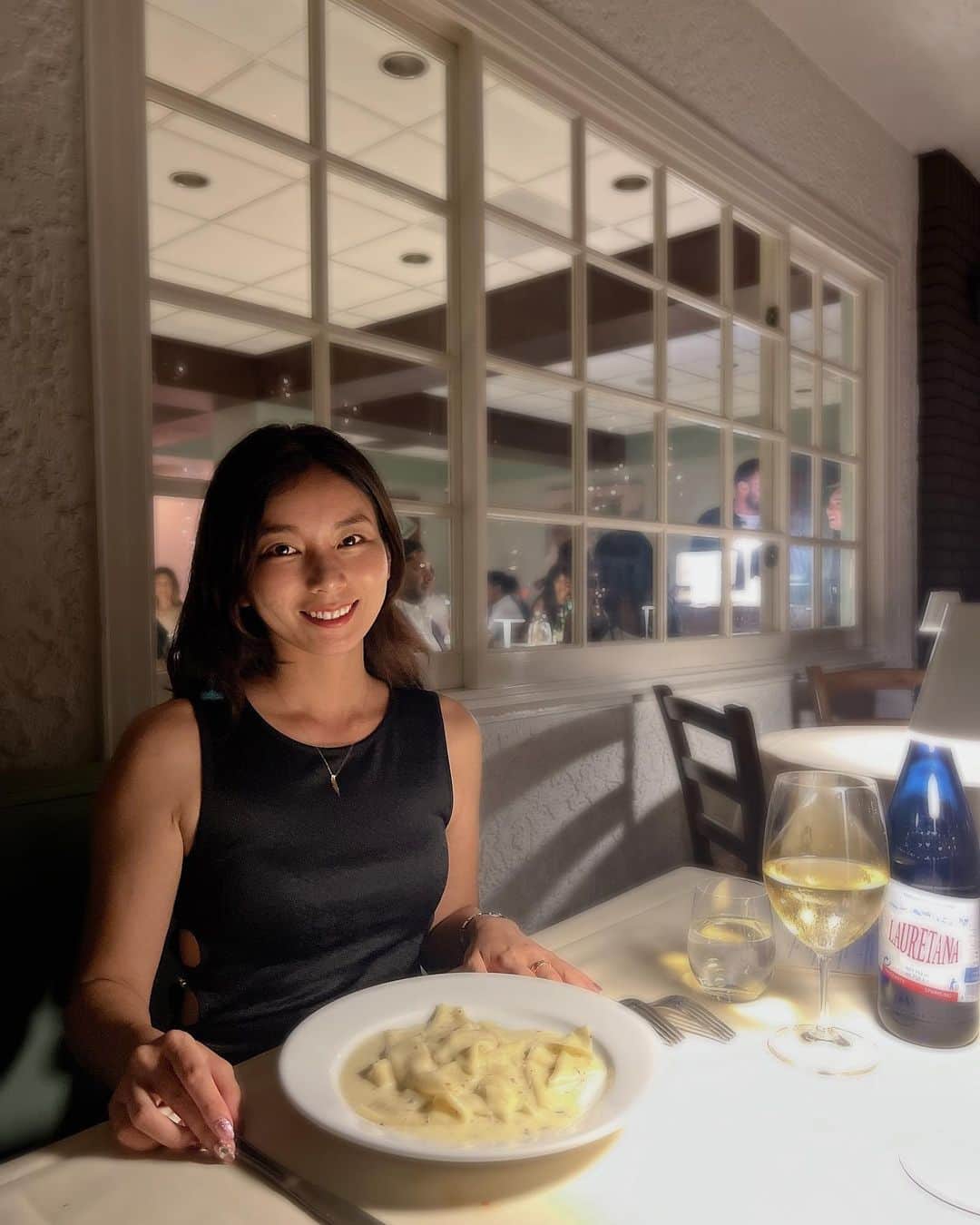 のインスタグラム：「📍LA マリブにあるイタリアン。  リアーナや色んなセレブのお気に入りのレストランだから 入り口にはいつもパパラッチが待機してるの📸  とにかく照明が暗くて(海外あるある) 写真を撮るのが難しい😅  ボンゴレが絶品🩵 トリュフクリームとかコッテリ系のパスタが人気だけど わたしはやっぱりシンプルな味付けのお料理が好きだなぁと思いました😋  #losangelesreasturant #losangeleseats #ロサンゼルス旅行 #ロサンゼルスレストラン」