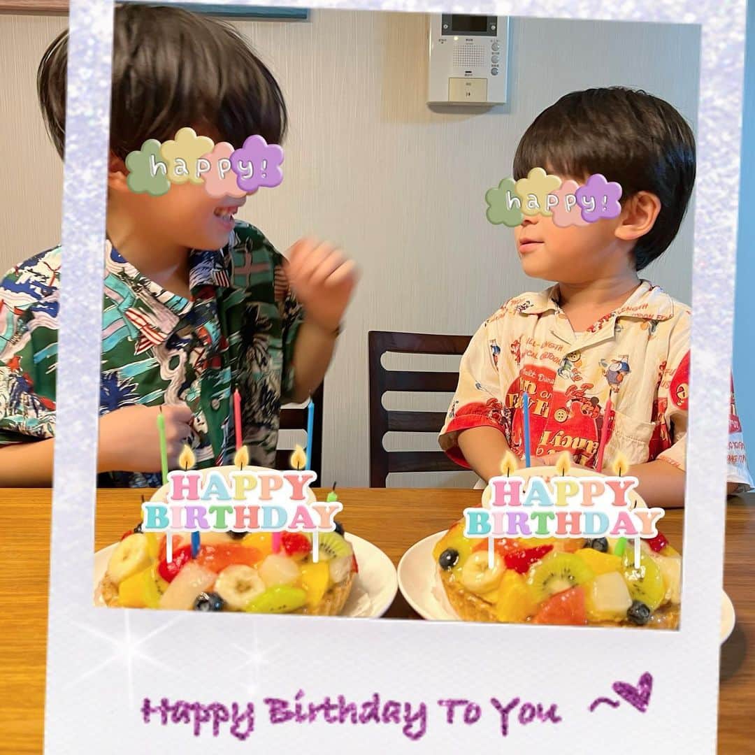 矢口真里のインスタグラム：「８月生まれのお誕生日会🎂✨ 甥っ子は７歳✨ 息子は４歳✨  ケーキは揉めるので２個おんなじにしましたw 次男くんも入って３ショット撮りたかったんですが、 乱入した感じの一枚になりましたょ😂 果物もケーキもみんな大好き♡ お誕生日おめでとう😊🎂✨  私の小さな彼氏がもう４歳かぁ😭✨ とっても優しく成長しています✨ 弟が何をしても絶対にやり返さないし、 お菓子ちょーだいって言ったらくれるし、 『これ食べてもいい？』とか『これやってもいい？』ってちゃんと確認してくるし、 ありがとうとか挨拶もきちんと出来るし、 全て普通のことかもしれませんが 私にとっては最高の息子です🥹✨  いつもいてくれて本当にありがとう✨ これからも沢山楽しい思い出作ろうね✨ まだまだ手繋いだり抱っこもいっぱいさせてね✨ 宇宙一愛してるぞ。」