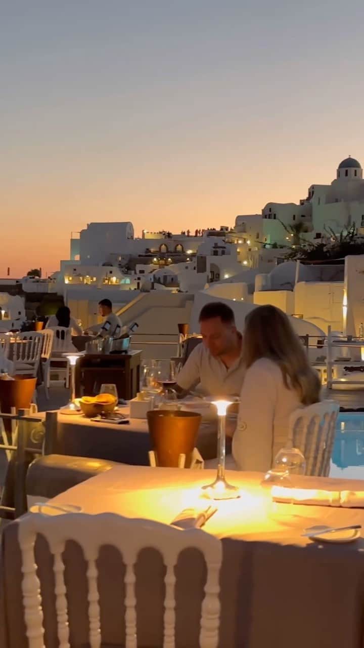 のインスタグラム：「🍽️  プールサイドのレストラン 「ラウダ」 @lauda_santorini   断崖絶壁の上に突き出しているので、地中海が信じられないような大きさに見える。  明るい昼、サンセット、夜景、どの時間帯も全てが美しい。言葉が要らない。  しかしこのレストランの実力は見た目だけではない。  続く  #lauda #laudarestaurant  #laudasantorini  #oiarestaurante  #santorinirestaurant  #santorini🇬🇷  #santoriniisland  #greece  #greecestagram  #greece🇬🇷  #greeceislands  #greecelover_gr  #greecetravel #beautifulrestaurant #romanticrestaurant」