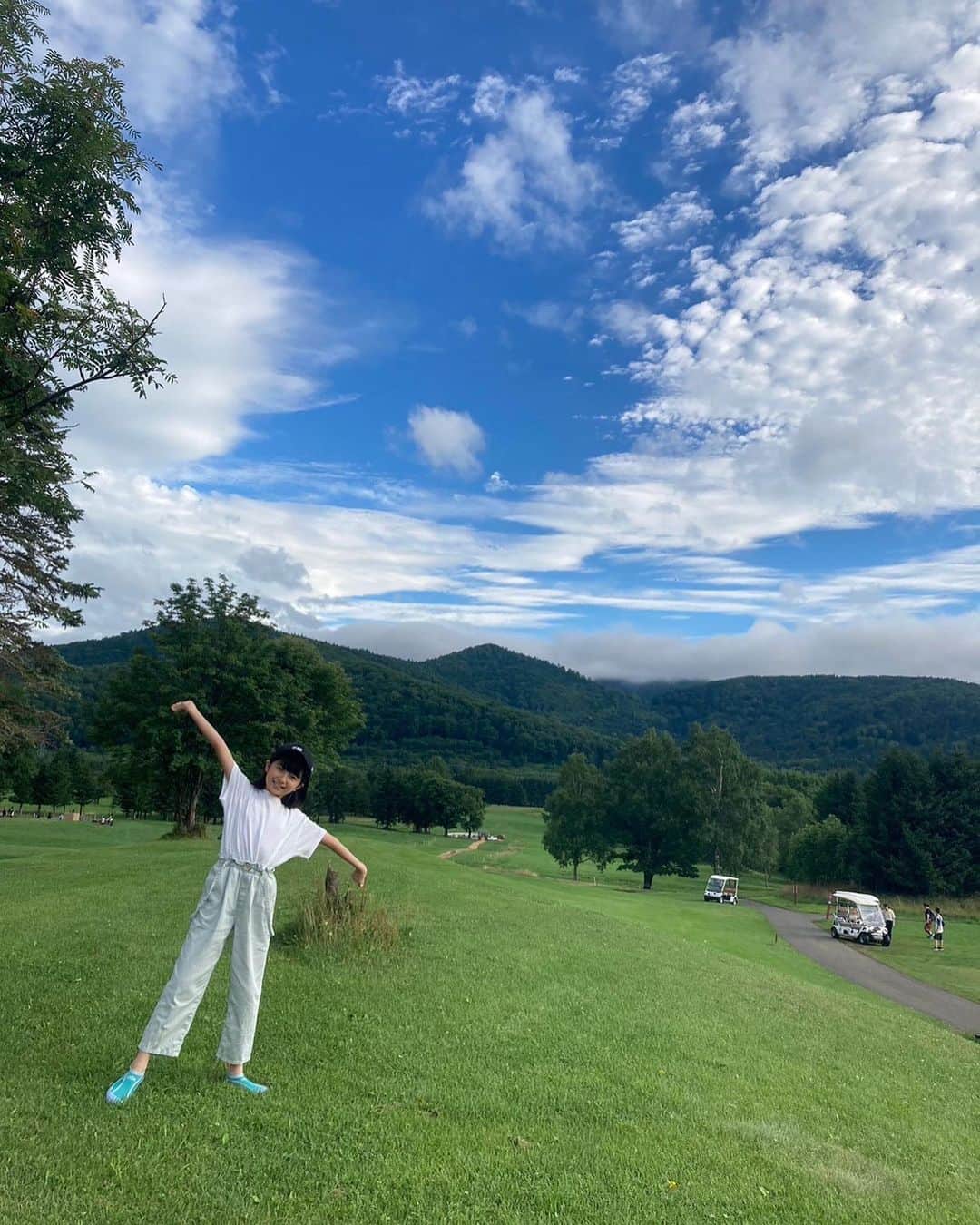 のインスタグラム：「.  家族で北海道に行きました✈️ とっても広くて、空気が綺麗で 心地よい場所でした✨ ご飯も全部美味しかったです😋 お馬さん可愛かったな〜❤️ また行きたいです♪  乃愛  #夏休み  #北海道 #白山乃愛」