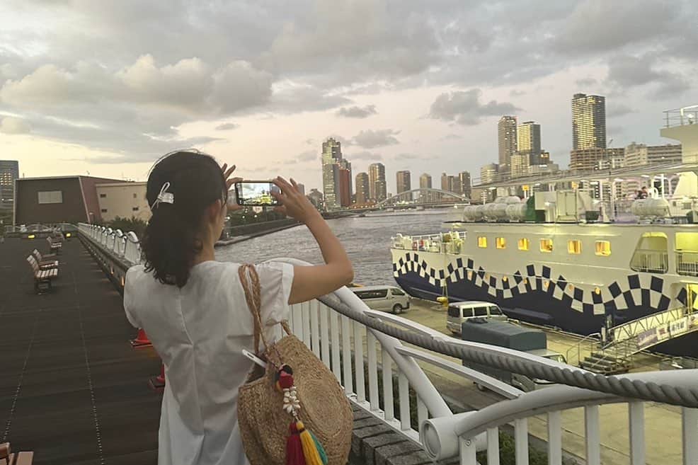 春木みさよのインスタグラム：「先日、娘たちと初めて 東京湾納涼船に乗ってきました！  竹芝客船ターミナルから東京湾を周遊して1時間45分のクルージング  東京タワー🗼スカイツリー、 レインボーブリッジ✨など 風が気持ちよく かなり賑わっていて 夜景もきれいでした🌃  台風も近づいてきておりますね 皆さまもどうぞお気をつけて お過ごし下さい☺️  #東京湾納涼船 #夏の風物詩 #飛行機も真上に見えたよ！ #夜景🌃 #娘たちは浴衣で✨」
