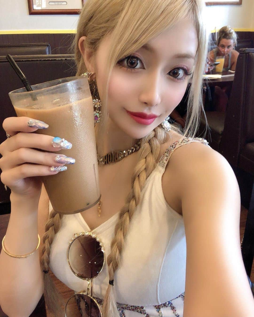のインスタグラム：「夏がいちばんすき^_-♡"  #歌舞伎町 #キャバ嬢 #キャバクラ #美人茶屋 #夏 #美神絵梨華 #ショートカット #金髪 #ギャル #海」