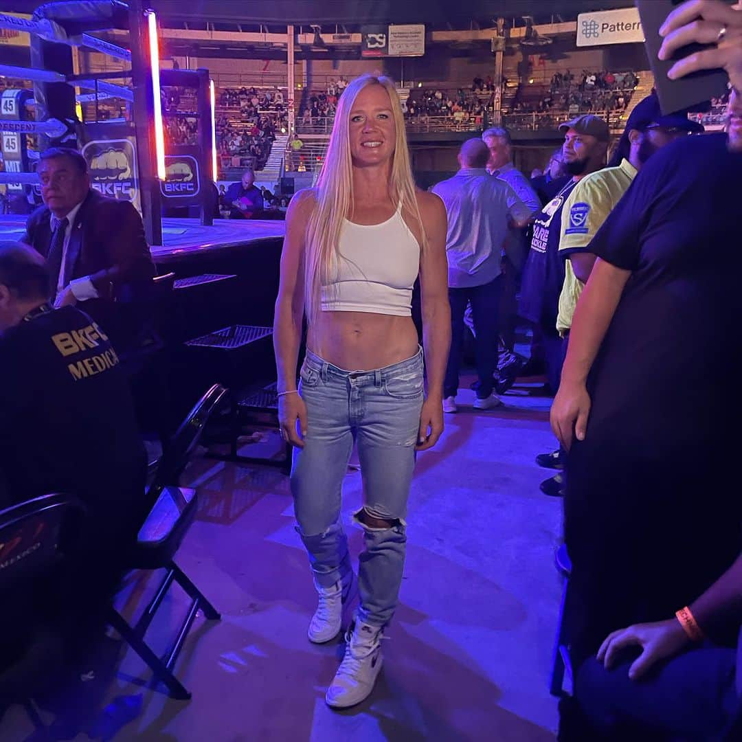 ホリー・ホルムのインスタグラム：「@bareknucklefc here supporting all our local fighters! #505 #newmexico」