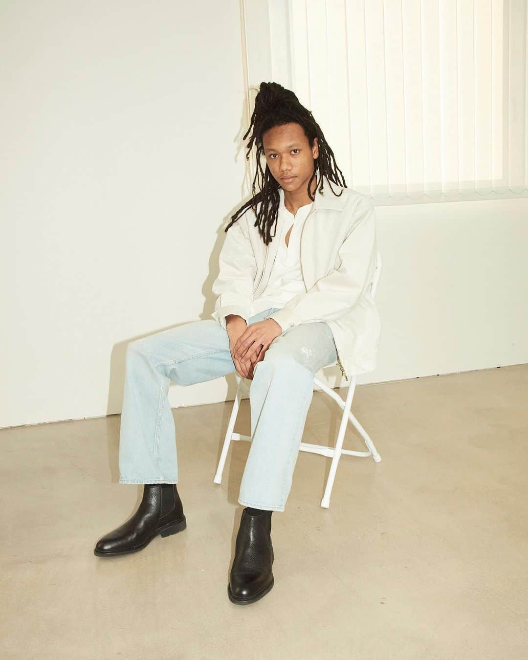 のインスタグラム：「. marka 23FW LOOK  ORGANIC COTTON VELVET ZIP BLOUSON price ¥61,600(tax in) col. OFF WHITE delivery: AUGUST  14/- RECYCLE SUVIN ORGANIC COTTON KNIT　SKIPPER TEE L/S price ¥17,600(tax in) col. LIGHT GRAY delivery: AUGUST  ORGANIC COTTON 12oz DENIM COCOON FIT JEANS price ¥40,700(tax in) col. FADED INDIGO delivery: JULY  #marka @markaware_marka_official @markaware_marka_shop  Photograpy : @keita.goto Stylist : @yoshiaki__komaysu Hair : @hirokazu_endoo Model : @valentinbouman @mika」