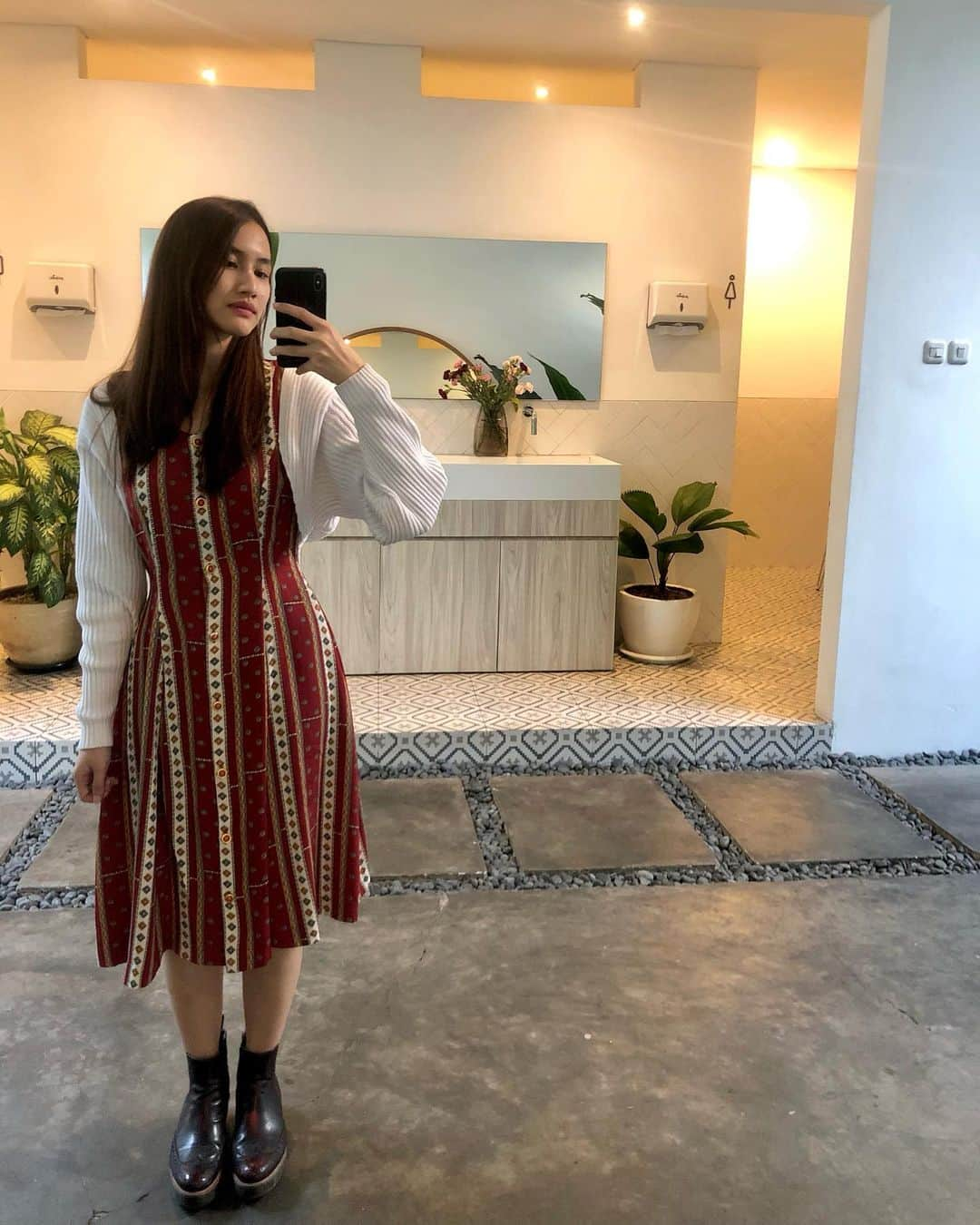 フリスカ・アナスタシア・ラクサニさんのインスタグラム写真 - (フリスカ・アナスタシア・ラクサニInstagram)「romanticizing the bathroom mirror selfie」8月12日 13時00分 - frieskatch