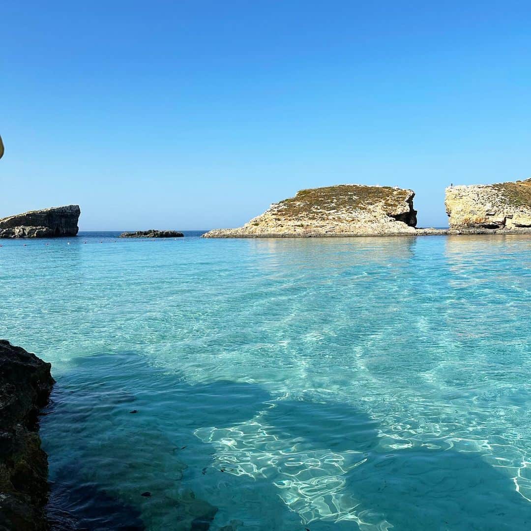 岩間恵さんのインスタグラム写真 - (岩間恵Instagram)「マルタのコミノ島🏝️で泳いだ時の話！  一見静かな波に見えて、ただただ綺麗なビーチだったので 調子に乗って泳いでたらいつの間にか流されてました。 動画貼っとくので勢いよく流される私を見てみて😨  気付いた時には岸がかなり遠くにあって、足も付かないし本当に焦ってしまい、あ、もう無理。と思った時に近くを泳いでいた男の子が助けてくれました... あの子がいなかったらと思うとゾッとする😨😨  ここはブルーラグーンという大人気スポットで混雑するから、朝イチで行ってたんだよね。 ほとんど人がいないところで泳ぐって本当に危ないなと実感しました！  昼前になってライフセーバーが5人以上来て、ずっとスピーカーで 「それ以上行かないで！離岸流が強いから！」とアナウンスしてて、「あ、ここ本当に危ないんだ」とその時になって初めて知ったよ  無知って怖い。 ということで、夏休みでみなさま海や川に行く方も多いと思いますが、くれぐれも気を付けて楽しんでね🍉 まさか溺れないだろ〜と思ってた私たちが一瞬で溺れかけたので、注意喚起として残しときます📝」8月12日 13時01分 - iwamame