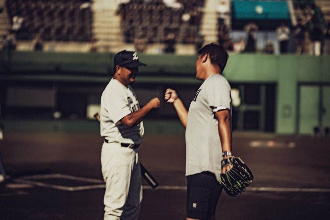 大西宏明のインスタグラム：「2023.8/5日✨  #バトスタデー ⚾️  堺市の球場で松坂大輔が横浜高校の(横羽間)ユニフォームを着てマウンドに立つ❗️  その姿をPLの(DL)のユニフォームを着て打席から観れる 拝める🤩  エモいというか！ 素でエグい🥺  その後もオールスター戦。 日本シリーズとかしかしない人が堺シュライクスの試合を解説してくれた^_^  素でエグい✖️2  ホンマに凄い1日やった✨  堺シュライクス天晴れ💯  このグータッチの写真✨ 素敵😆 @yoshitakamizuno さん 有難う御座います♪♪  #松坂大輔 @matsu_dice18  #堺シュライクス #スペシャルゲスト #スーパースター #堺に降臨 #バトルスタディーズ  #横浜高校 #pl学園 #始球式 #解説 #YouTube #堺市 #最高の1日 #有難う #感謝 #独立リーグ #野球好きな人と繋がりたい  #近鉄バファローズ #オリックスバファローズ  #横浜denaベイスターズ  #埼玉西武ライオンズ  #中日ドラゴンズ  #福岡ソフトバンクホークス  #smile #ほなっ！！」