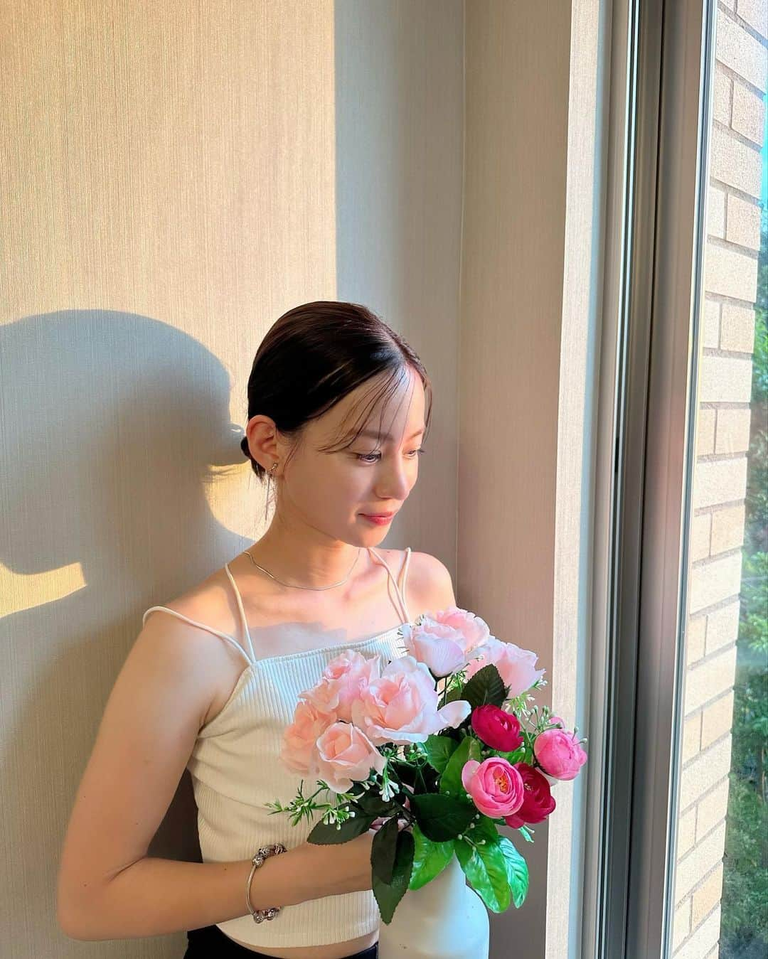 金子織江のインスタグラム：「💐💐💐  いつかの写真…🌿 妹が撮ってくれたんだけど、 わきからアシスタントの甥っ子が このお花を持った方がいいよって 持ってきてくれた🤣💦笑  謎の写真だけど、 お花持って写真撮ったら甥っ子が 喜んでくれたから良しとしよう❣️  何枚目がいいかな🫶  #ootd #fashionstyle  #韓国ファッション #夏コーデ  #155cmコーデ #平均身長コーデ #30代ファッション #ファッション #フリーランスモデル #フリーモデル関東 #撮影モデル #followforfollowback  #おしゃれさんと繋がりたい #スキンケア」