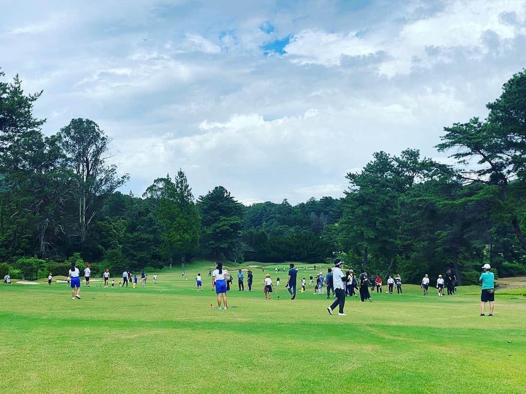 一ノ瀬優希さんのインスタグラム写真 - (一ノ瀬優希Instagram)「昨日、一昨日と、広島の松永カントリークラブにて、第16回谷原秀人ジュニアクラシック、スナックゴルフ対抗戦があり、参加させて頂きました‼︎  ジュニアクラシックでは、ホールアウト後の小学生の子のレッスンにパター戦😊 みんなうますぎて、教えることないー🤣笑  私こんなうまくなかったから、羨ましいなーって思いながら見てました☺️  スナックゴルフでは、プロチームで挑みましたが、これまた、みんな上手いこと🤣 私の初スナックゴルフはみんなに完敗😂笑  今回子供達を見てみんなに伝えたいなと思ったのは、最後まで諦めないこと！  最後までやりきらないと、何も得るものはないということ。  嬉しい、悔しい、悲しい、楽しい。  どんな感情になったとしても、それはやりきったからこそ生まれるものだと思う。  いいスコアが出ることは、自信にもなるし、嬉しい。 っでも逆に悪いスコアになった時、ダメって思うんじゃなくて、ちゃんと準備はできてたのか？コースでどんな気持ちでやってたのか？スコアはよくなくても、いいショットいくつかあったな。とか、いいパット入ったよな。とか、スコアにこだわらなくていいと思う。 これから先、いいこともいっぱいあるだろうし、うまくいかないこともあると思うけど、悲観的にならないで、諦めずに前だけ向いてたらいい方向に進むと思う😊  自分のペースで、自分らしく、みんなゴルフを楽しんでね💛 応援してるよー😁😁😁  #谷原秀人ジュニアクラシック  #スナッグゴルフ対抗戦 #みんなの笑顔がかわいかったな」8月12日 13時15分 - yuki_ichinose_official