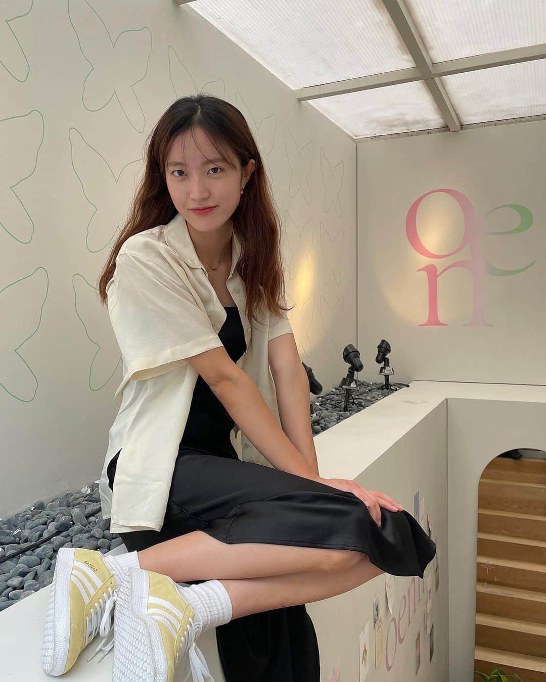 イ・ハウンのインスタグラム：「⠀ @oenir_official 기다리고 기다리던 요정의 캔디샵💓🍬 @33apartment 에서 20일까지 진행된다고 하니 많이 많이 놀러가보세요🫶🏻 ⠀ (저 계단에서 사진이 굉장히 잘 나오니,, 꼭 찍어보기! ⺣̤̬♥) ⠀」