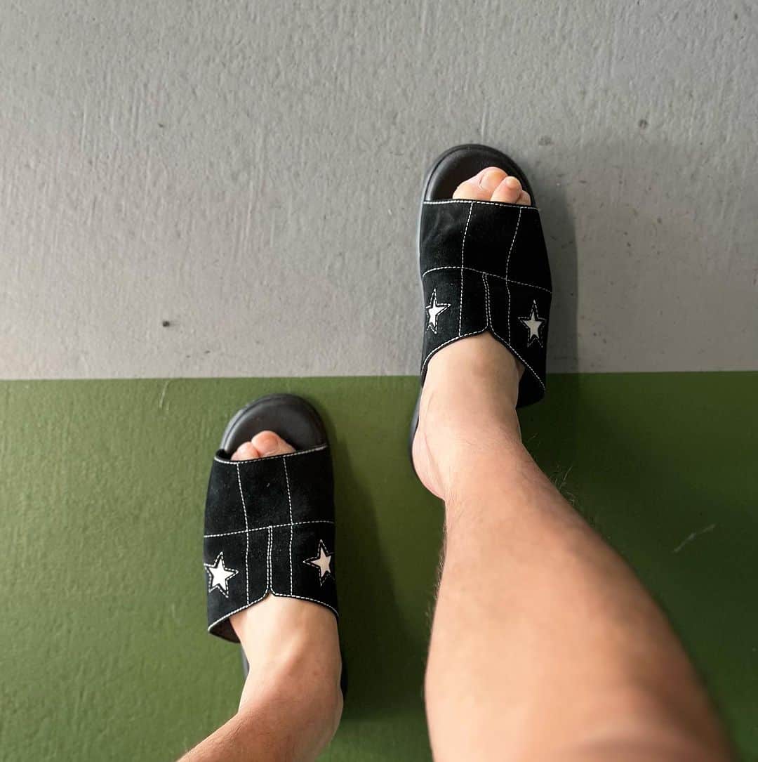宇野薫のインスタグラム：「UNO☆KICKS  今年の夏もよく履いてます ONE STAR® SANDAL  #converse #converseaddict  #onestarsandal」
